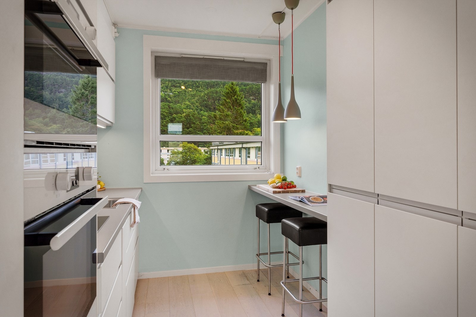 - Merk de takhøye skapene som sørger for optimal utnyttelse av plassen - Galleribilde