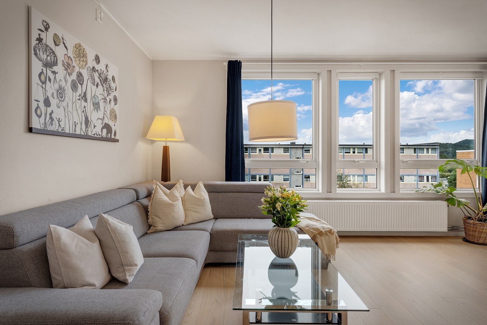 - Leiligheten inneholder stue, kjøkken, 2 soverom, bad, mellomgang og entré/gang + 2 eksterne boder - Galleribilde