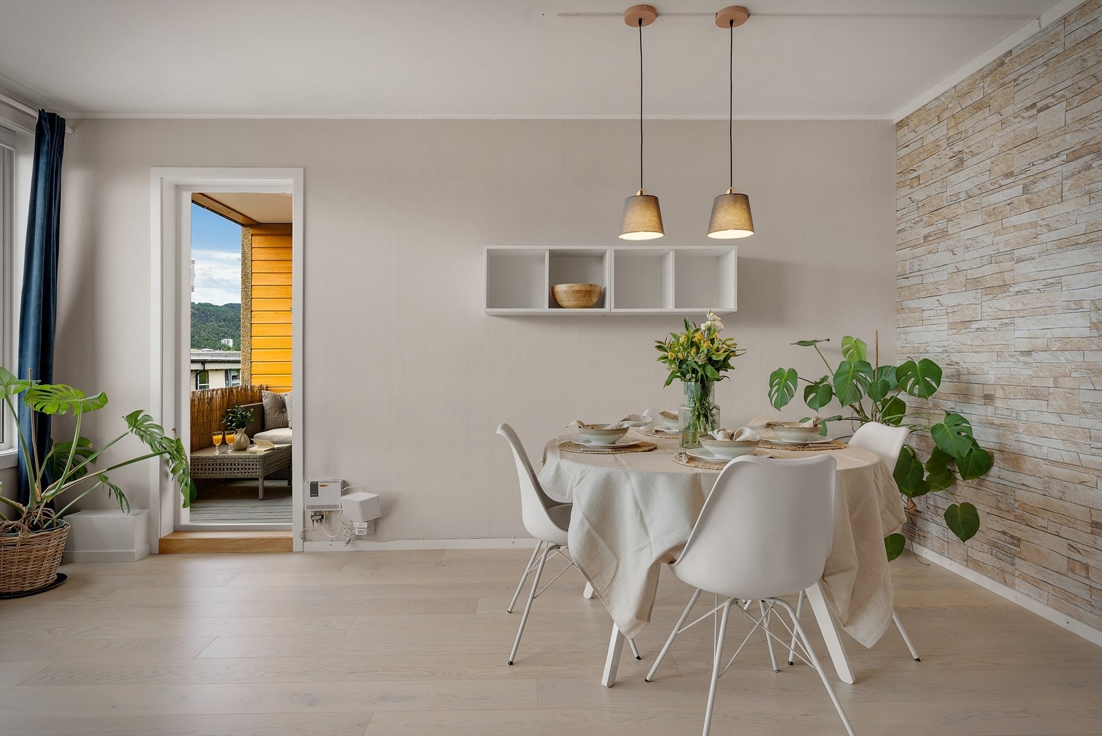 - Stuen måler 24,4m² og har god plass til sofagruppe og spisebord i hver sin naturlige sone - Galleribilde