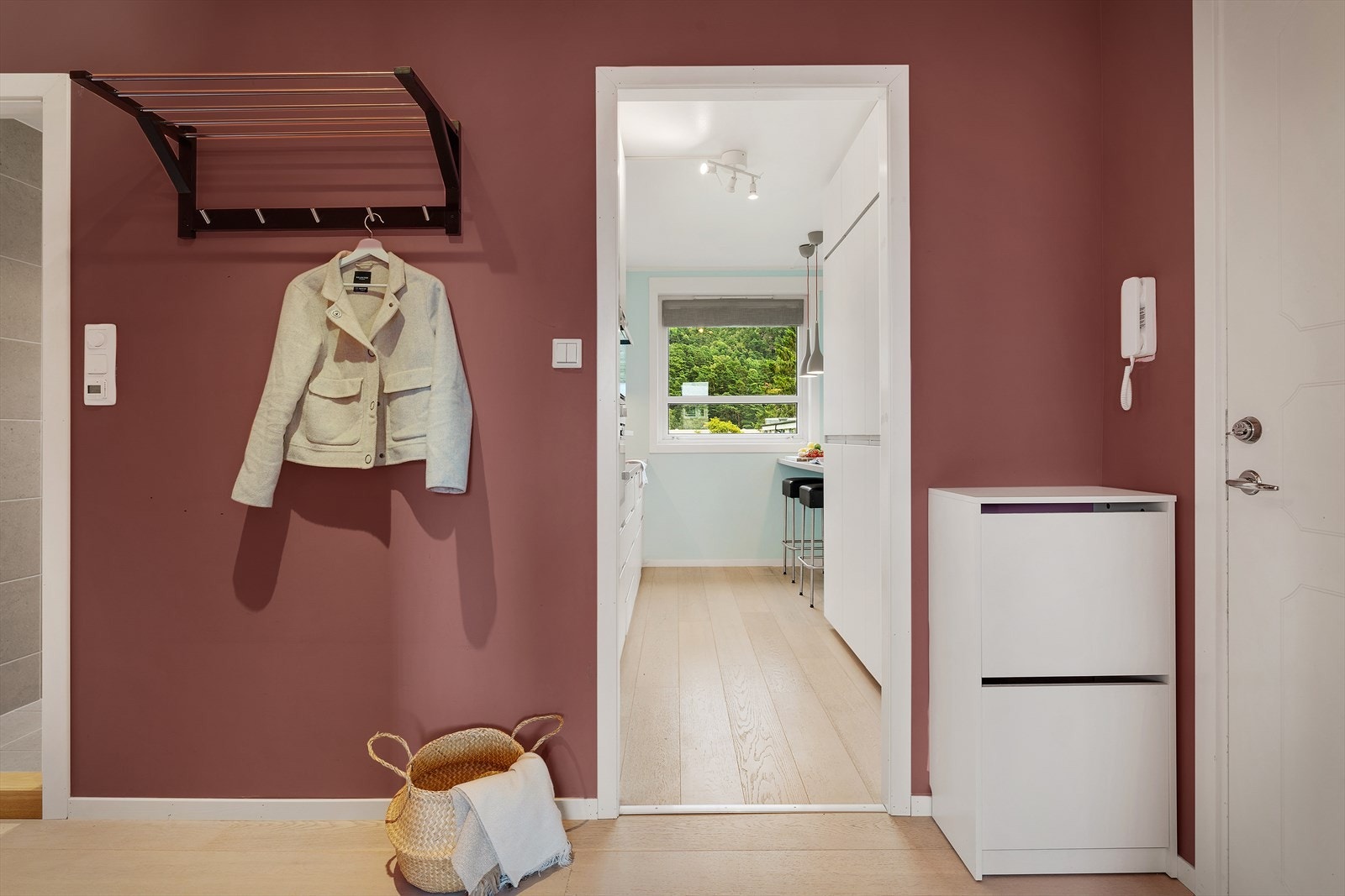 - Entréen måler 5,5m² og har god plass til ønsket oppbevaringsløsning - Galleribilde