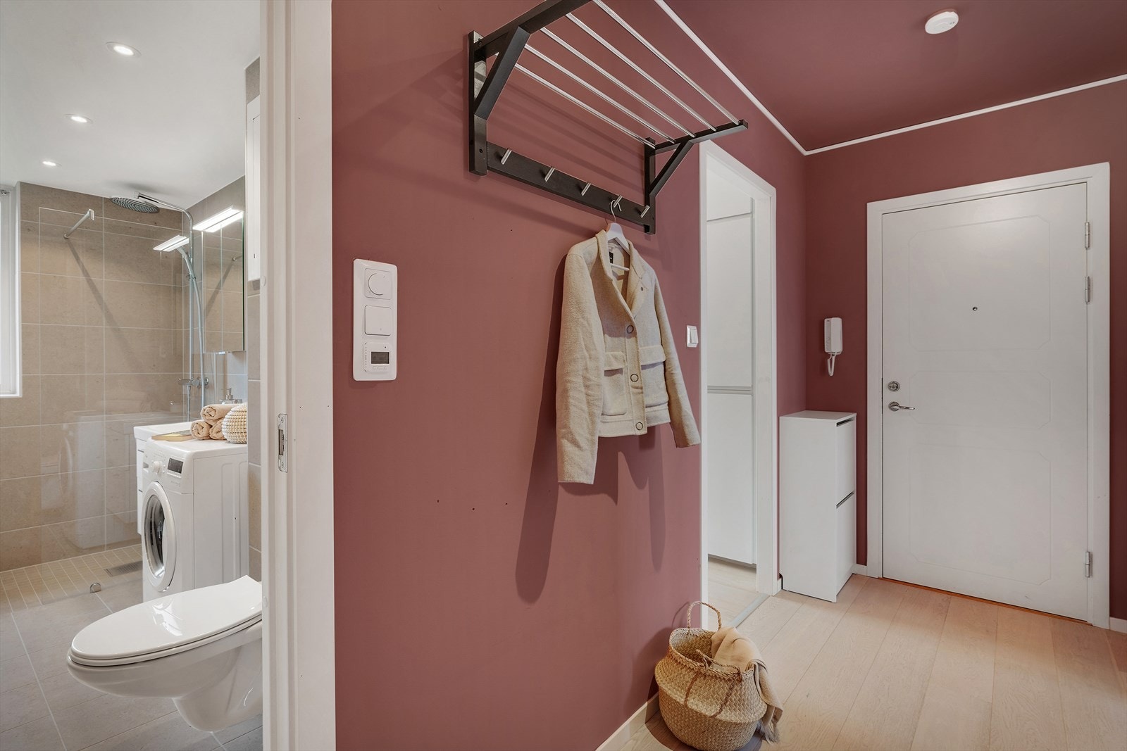 - Gjennomgående lik en-stavs eikeparkett sørger for et nydelig helhetsinntrykk og en rød tråd gjennom hele boligen - Galleribilde