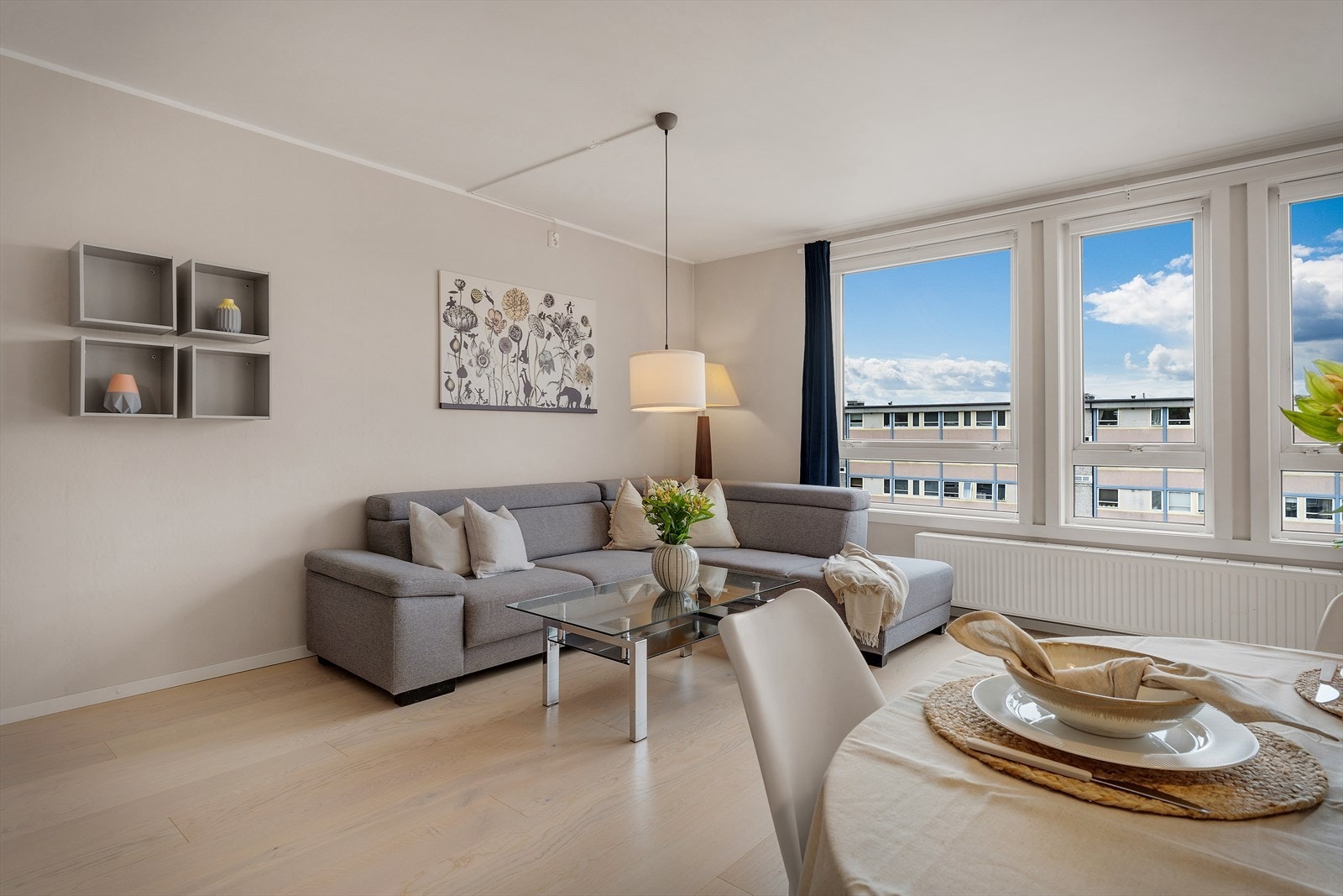 - Beliggende høyt og fritt i toppetasjen med lite sjenerende innsyn - Galleribilde