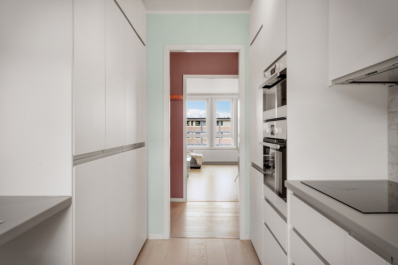 - Rikelig med skap- og benkeplass til glede for kokken - Galleribilde