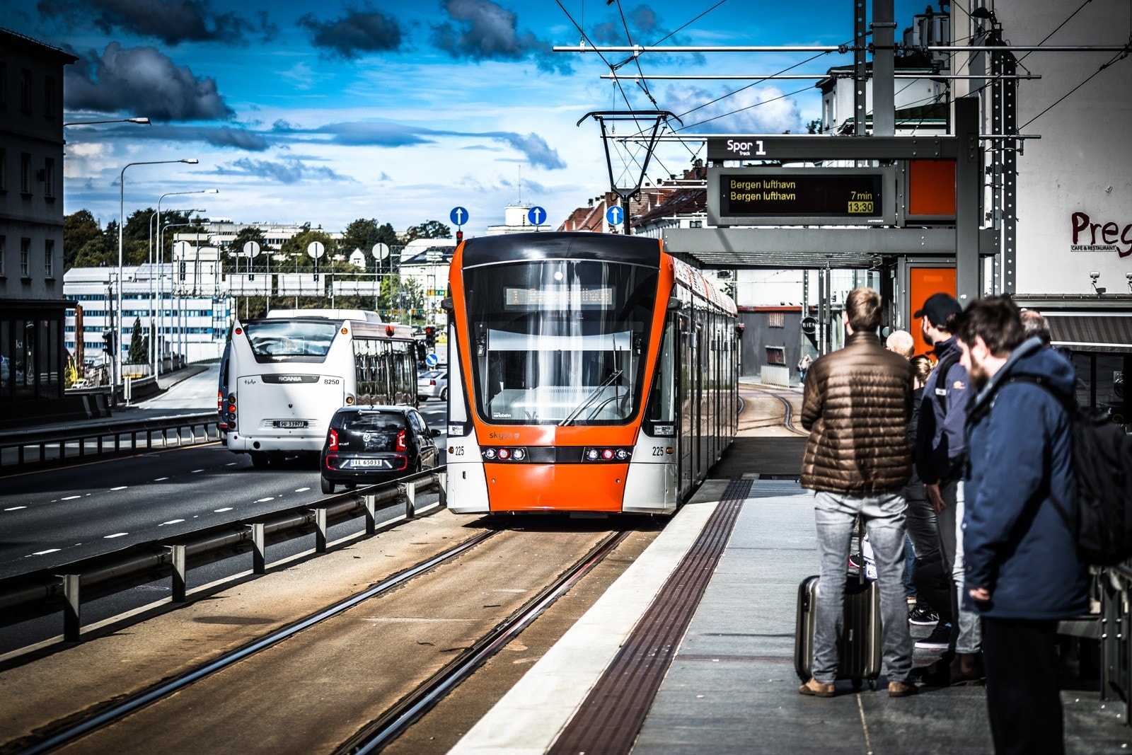 - Bybanestopp på Danmarkdsplass og bussholdeplass like nedenfor leiligheten - Galleribilde