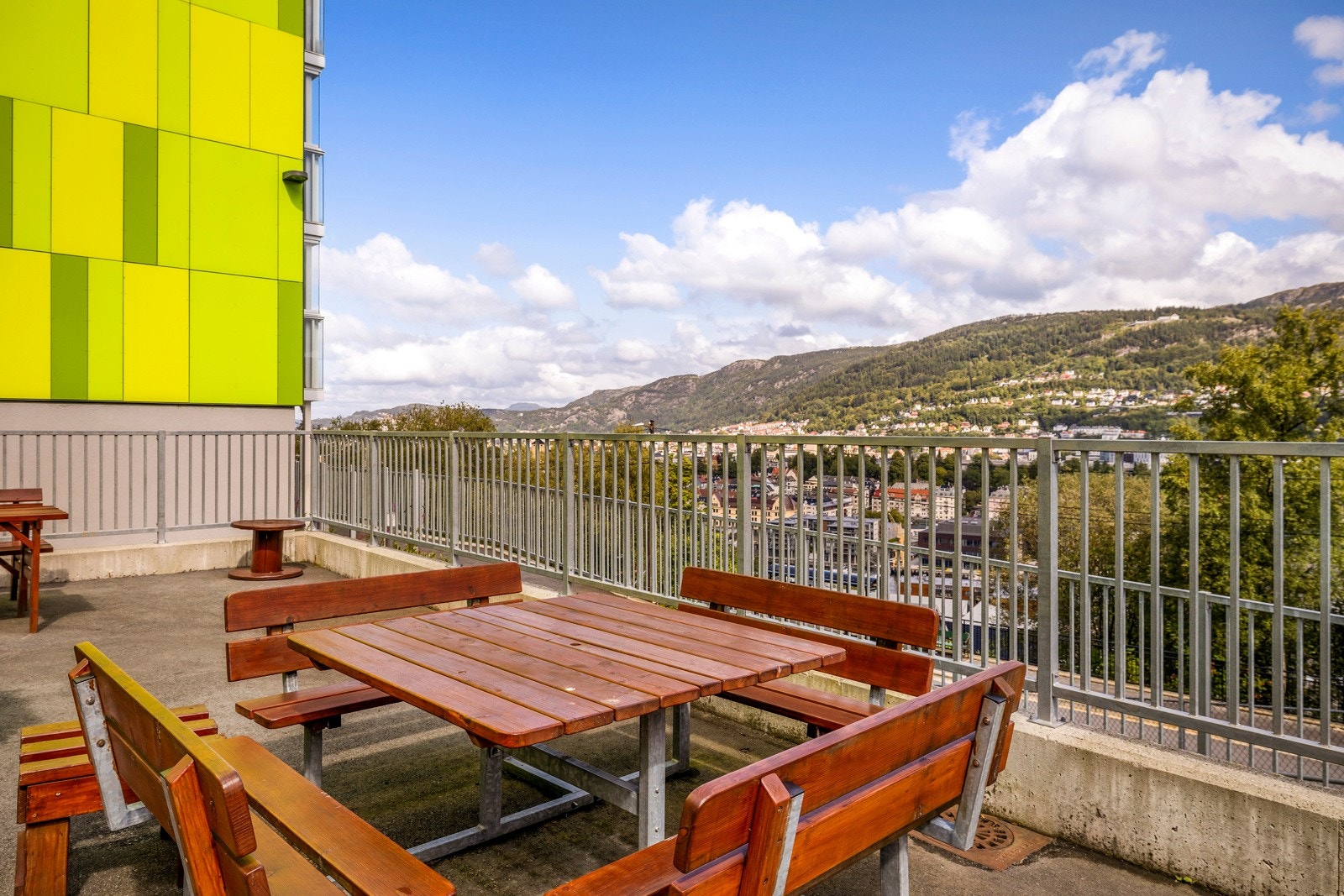 - Felles takterrasse med tilkomst fra trapperom og trapp fra innglasset balkong - Galleribilde