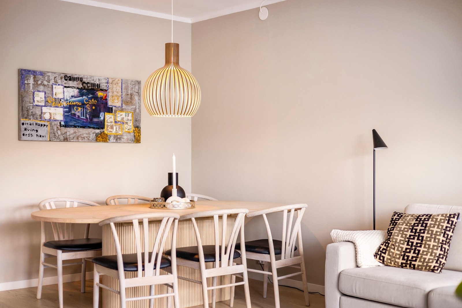 - Stuen er på 24 kvm og kan naturlig inndeles i sofagruppe og spiseavdeling - Galleribilde