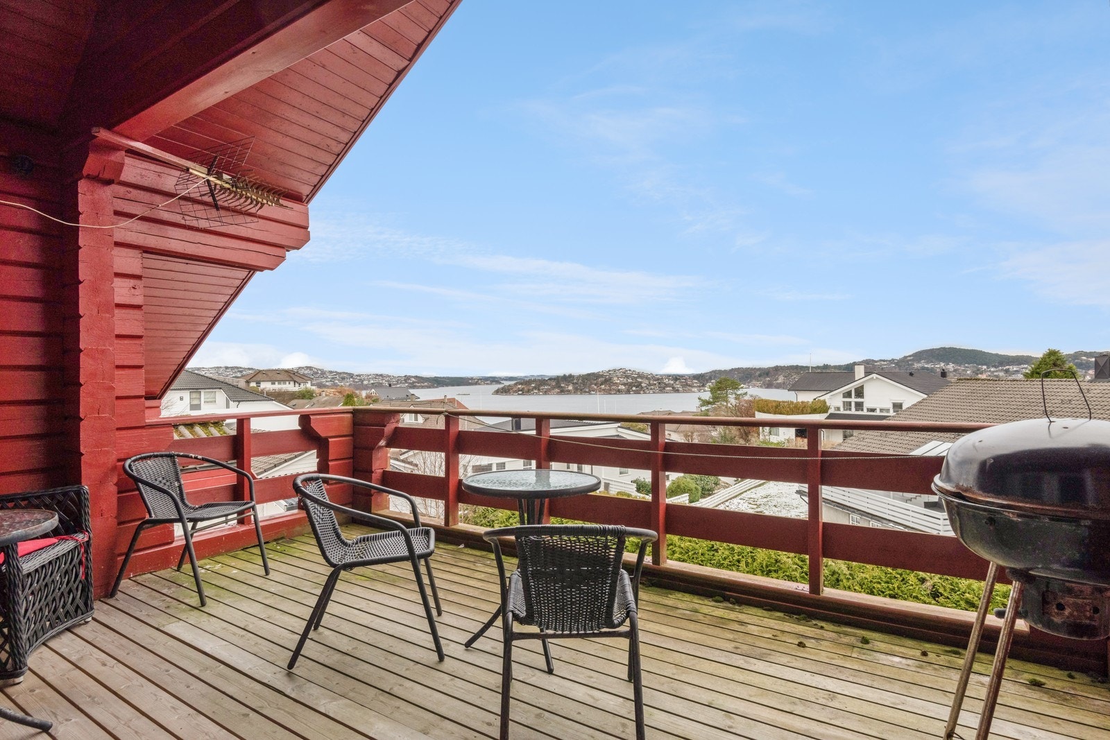 Terrasse i boligens 1.etg med nydelig utsikt og gode solforhold. Galleribilde