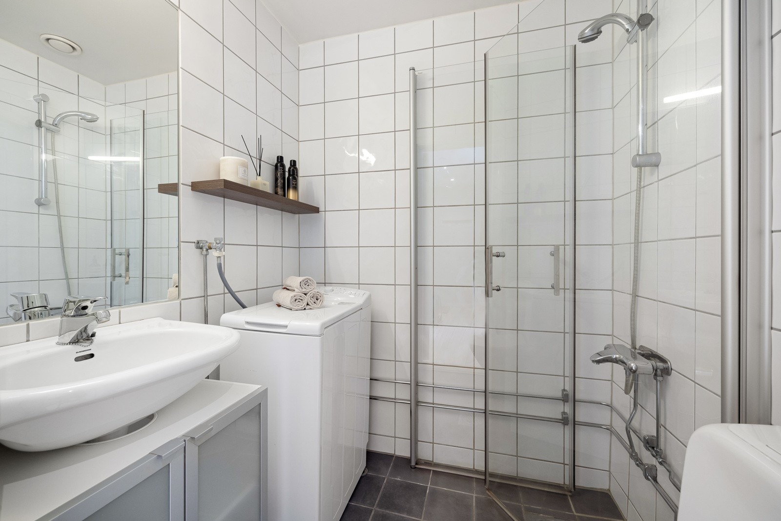 Flislagt baderom pusset opp i regi av borettslaget i 2002. Galleribilde