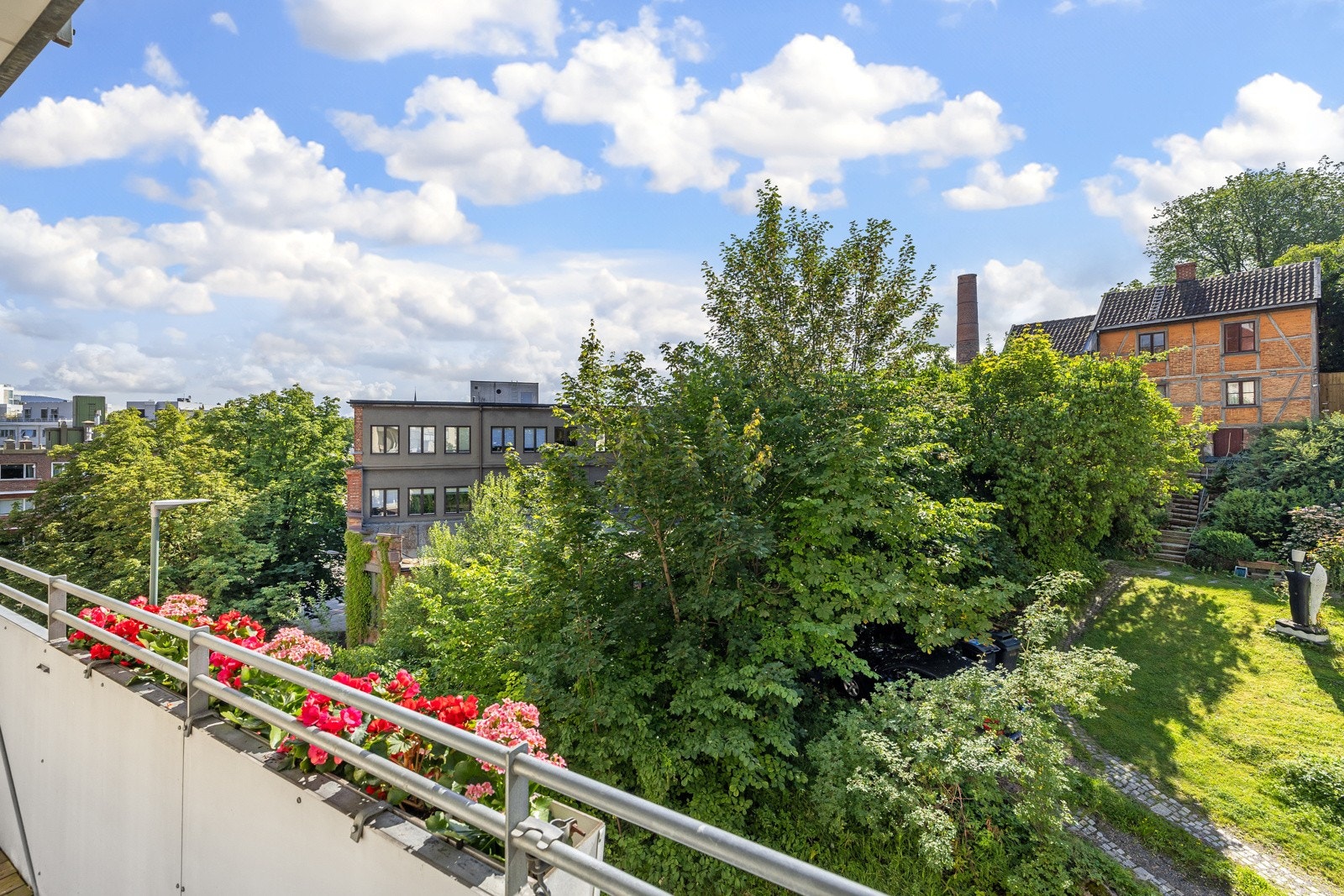 Leiligheten har en fantastisk beliggenhet på St. Hanshaugen og ligger skjermet til i idylliske omgivelser. Galleribilde