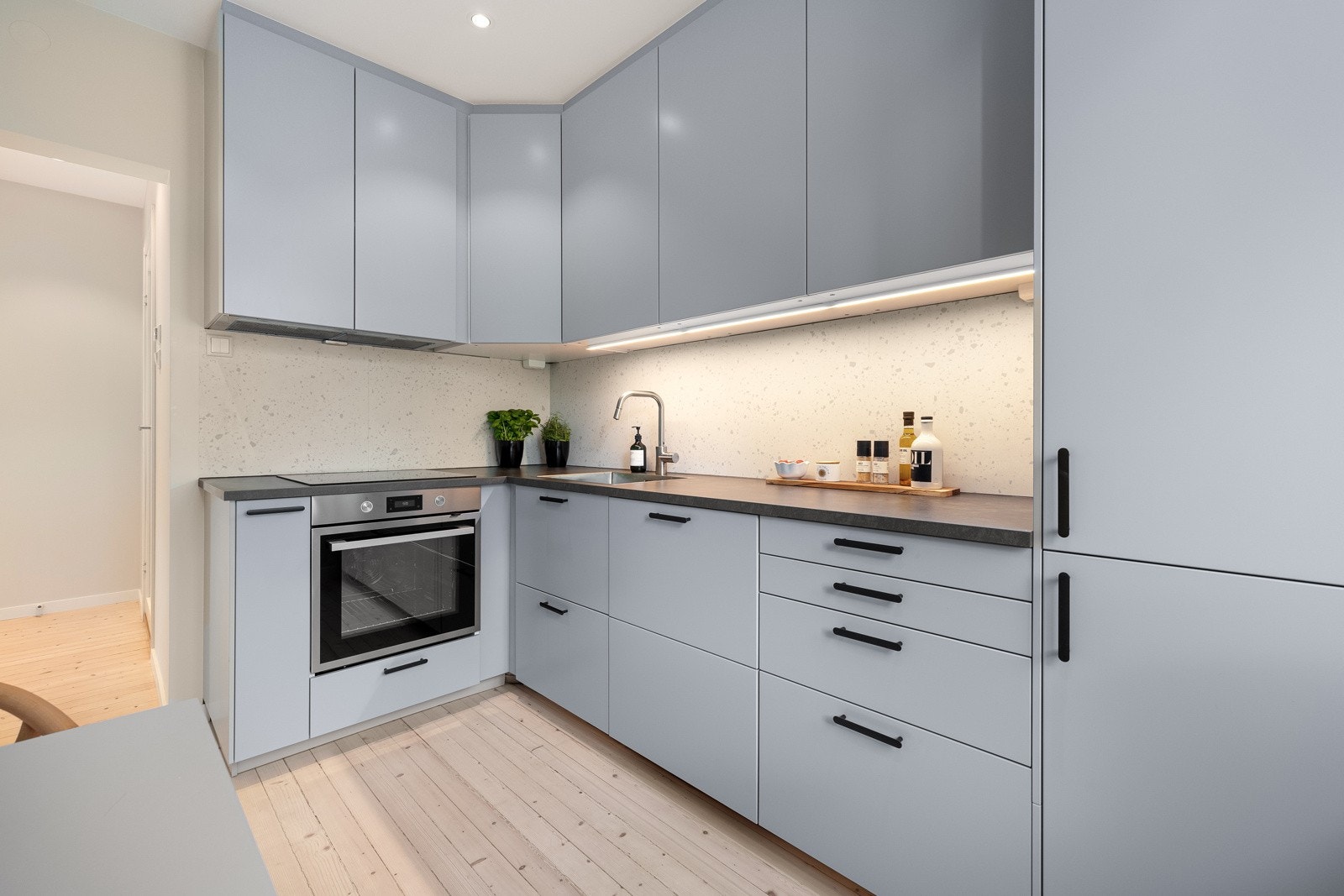 Takhøye overskap med gode oppbevaringsmuligheter. Galleribilde