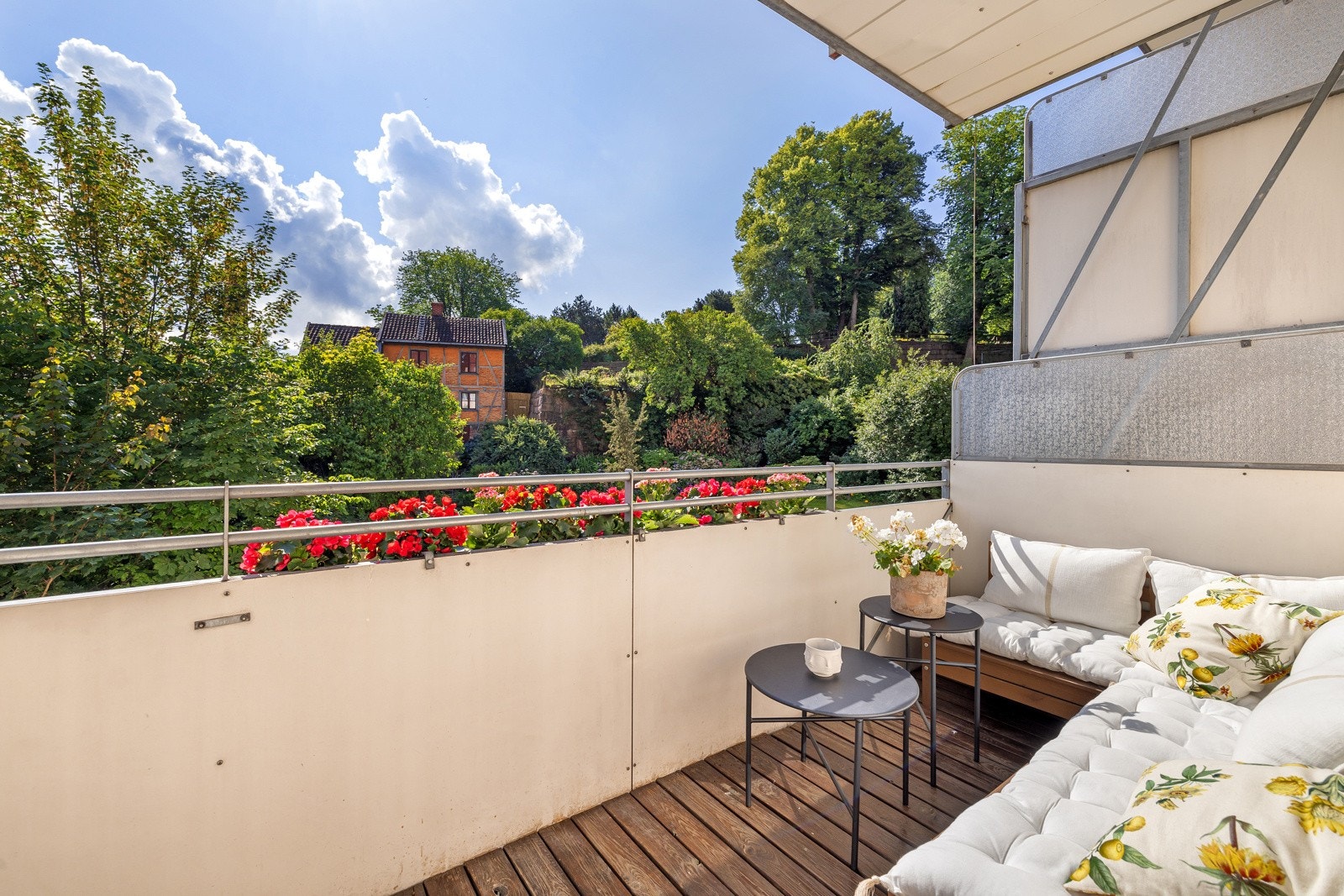 Solrik balkong på 6m2 med plass til sittegruppe, bord og annet utemøblement. Galleribilde