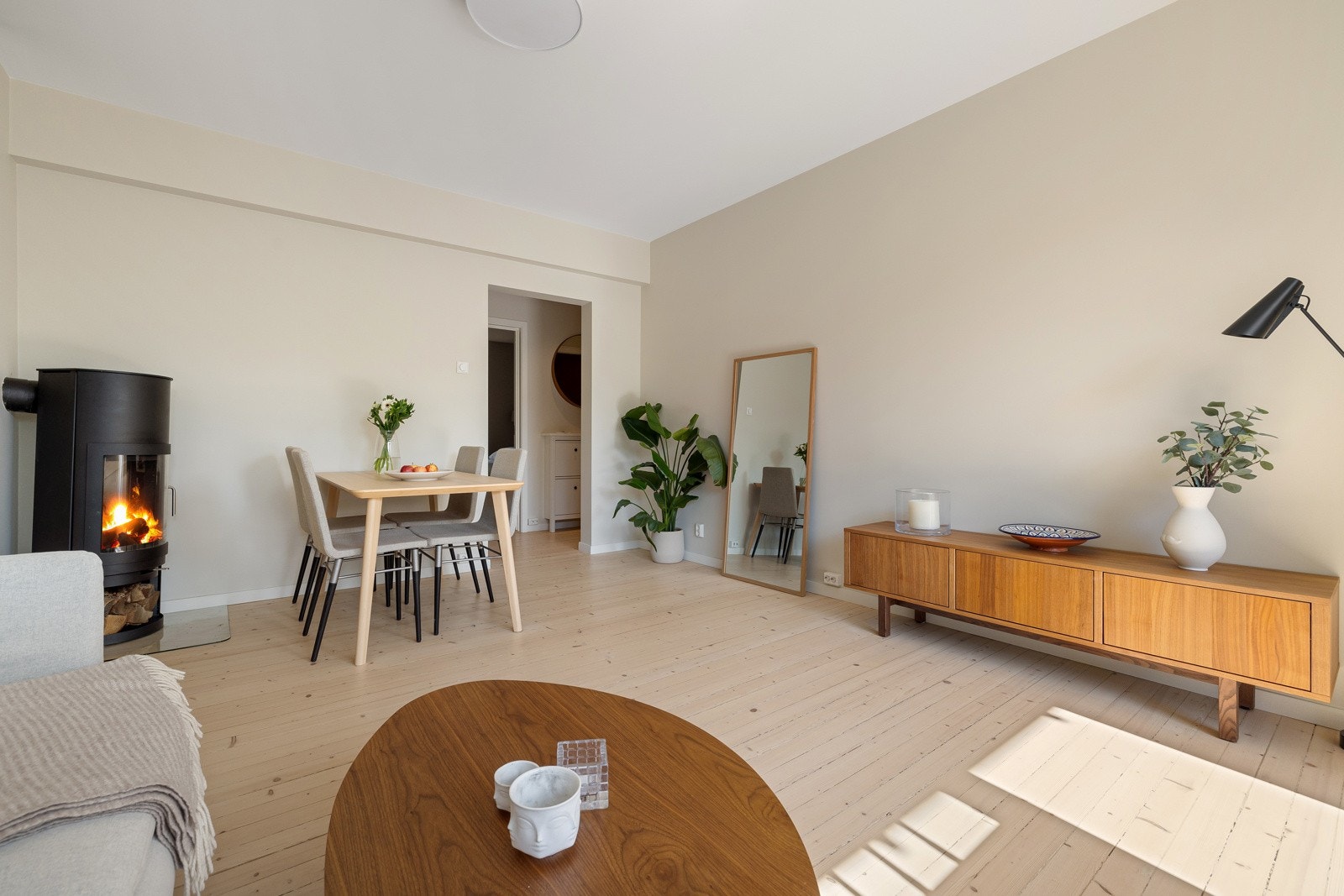 Naturlig soneinndeling med god plass til både sofagruppe og spisebord. Galleribilde