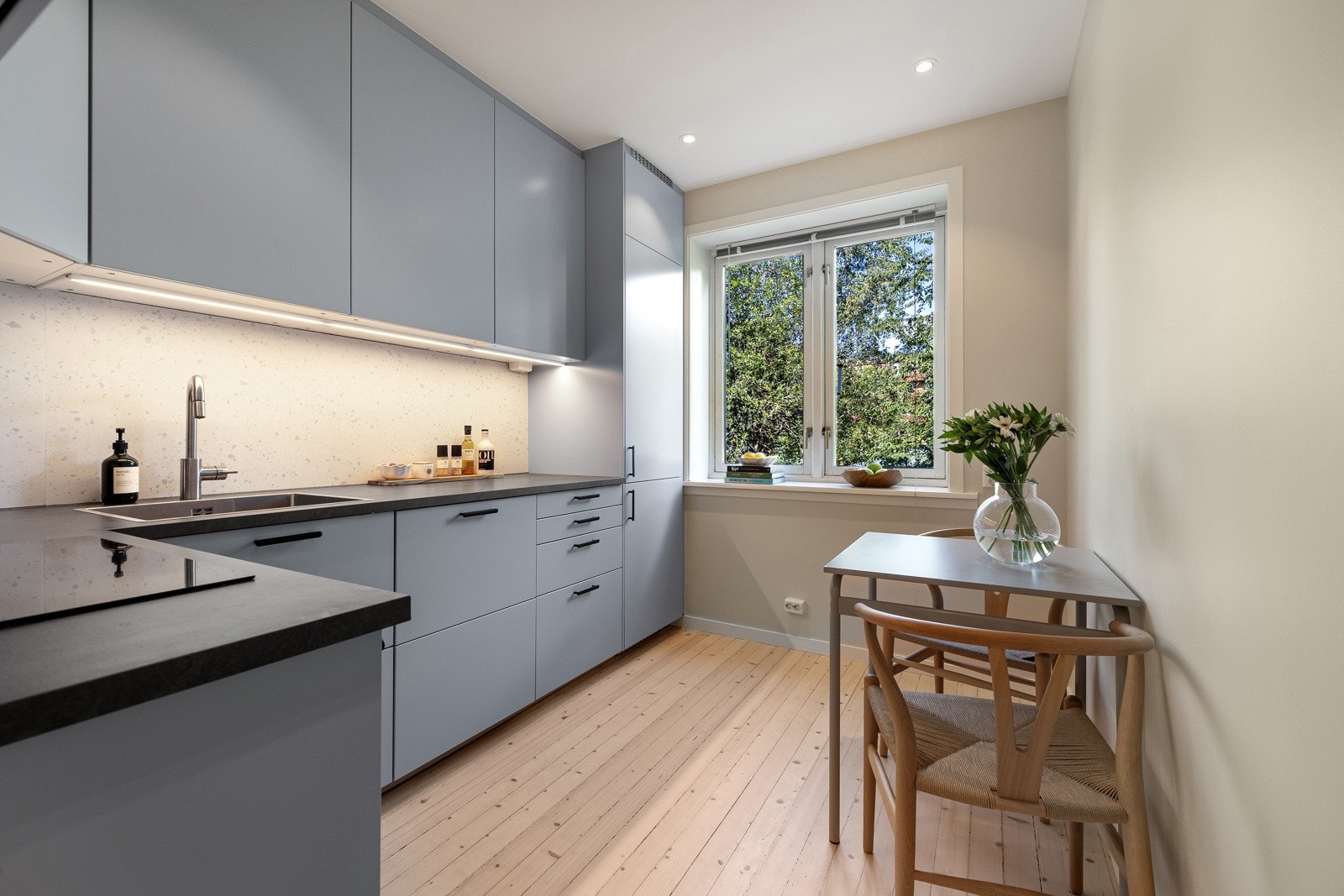 Nytt, lekkert kjøkken fra 2022. Det er integrert kjøl/frys, oppvaskmaskin, platetopp m/ventilator og stekeovn. Galleribilde