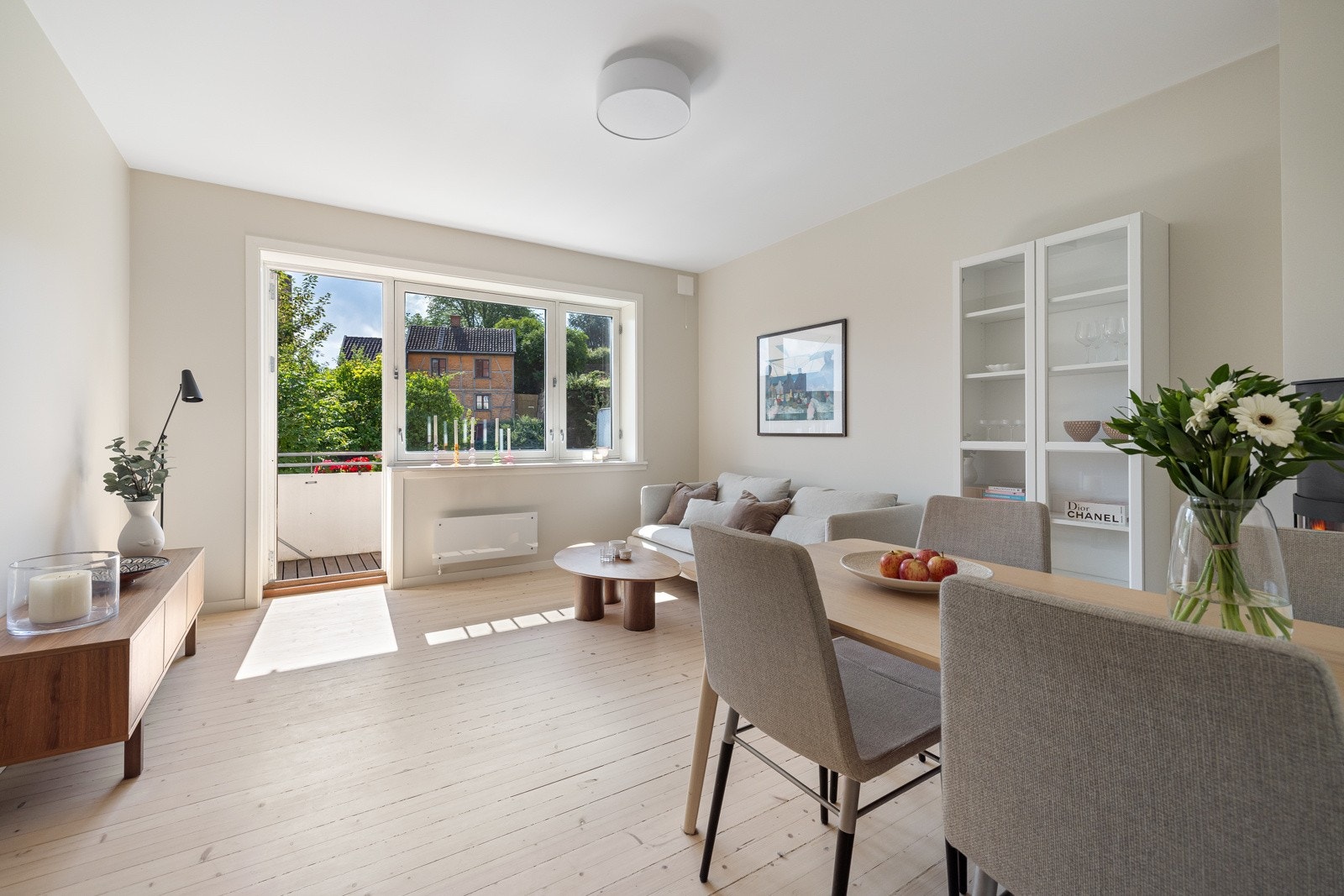 Leiligheten ble vesentlig oppgradert i 2022/2023 med blant annet nyslipte tregulv, nytt kjøkken, nye innvendige overflater og oppgradert elektrisk anlegg. Galleribilde