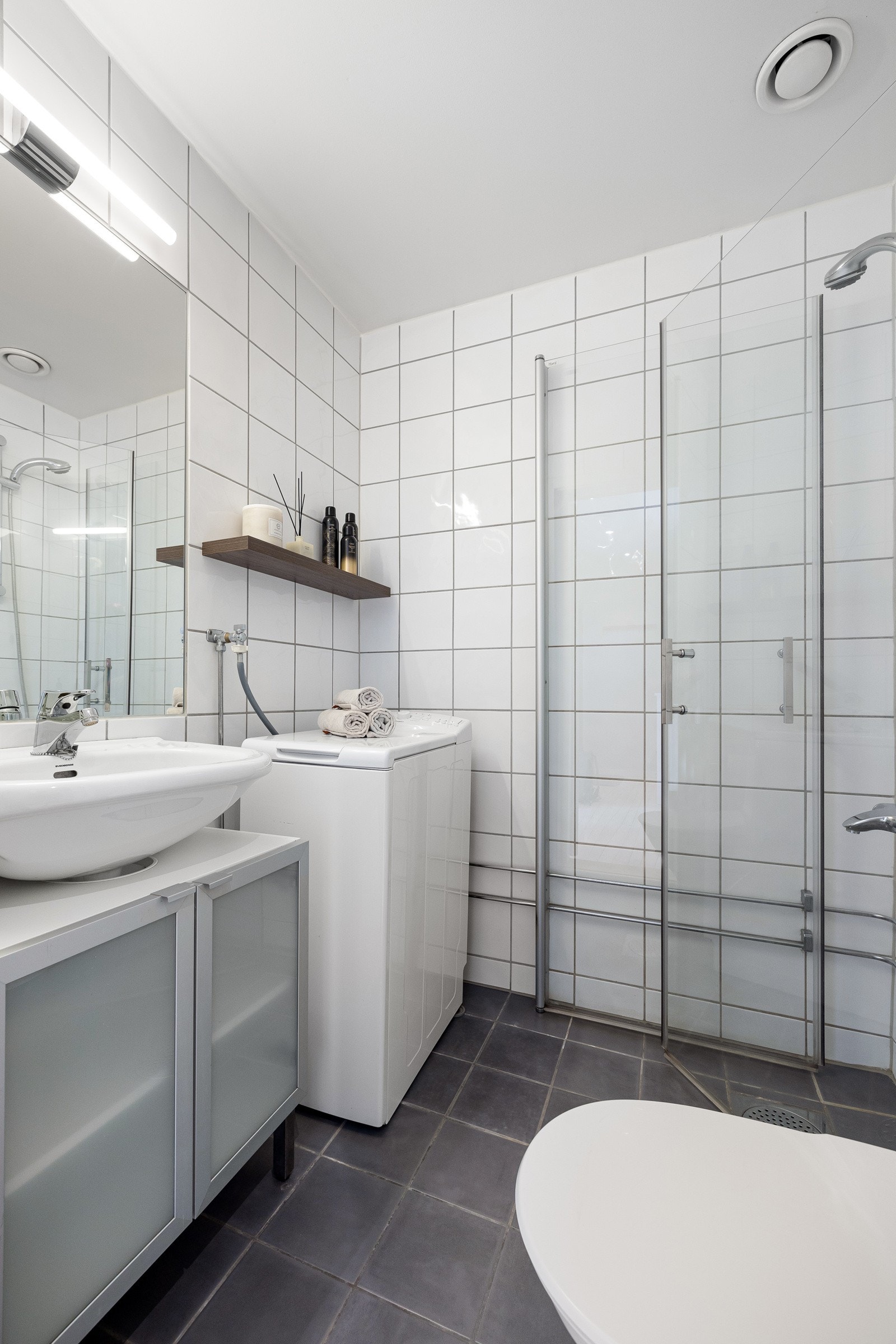 Varmekabler i gulv og opplegg for vaskemaskin. Galleribilde