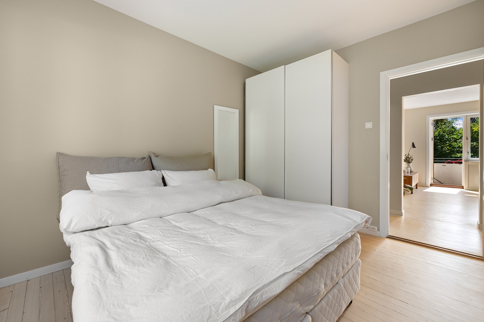 God plass til dobbeltseng og garderobeinnredning. Galleribilde