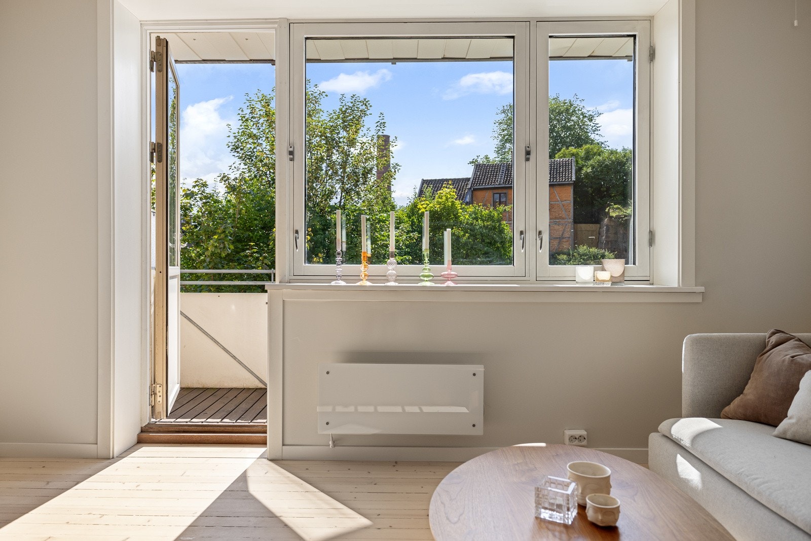 Skjermet beliggenhet i rolig sidegate på St. Hanshaugen med idyllisk og frodig utsyn. Galleribilde