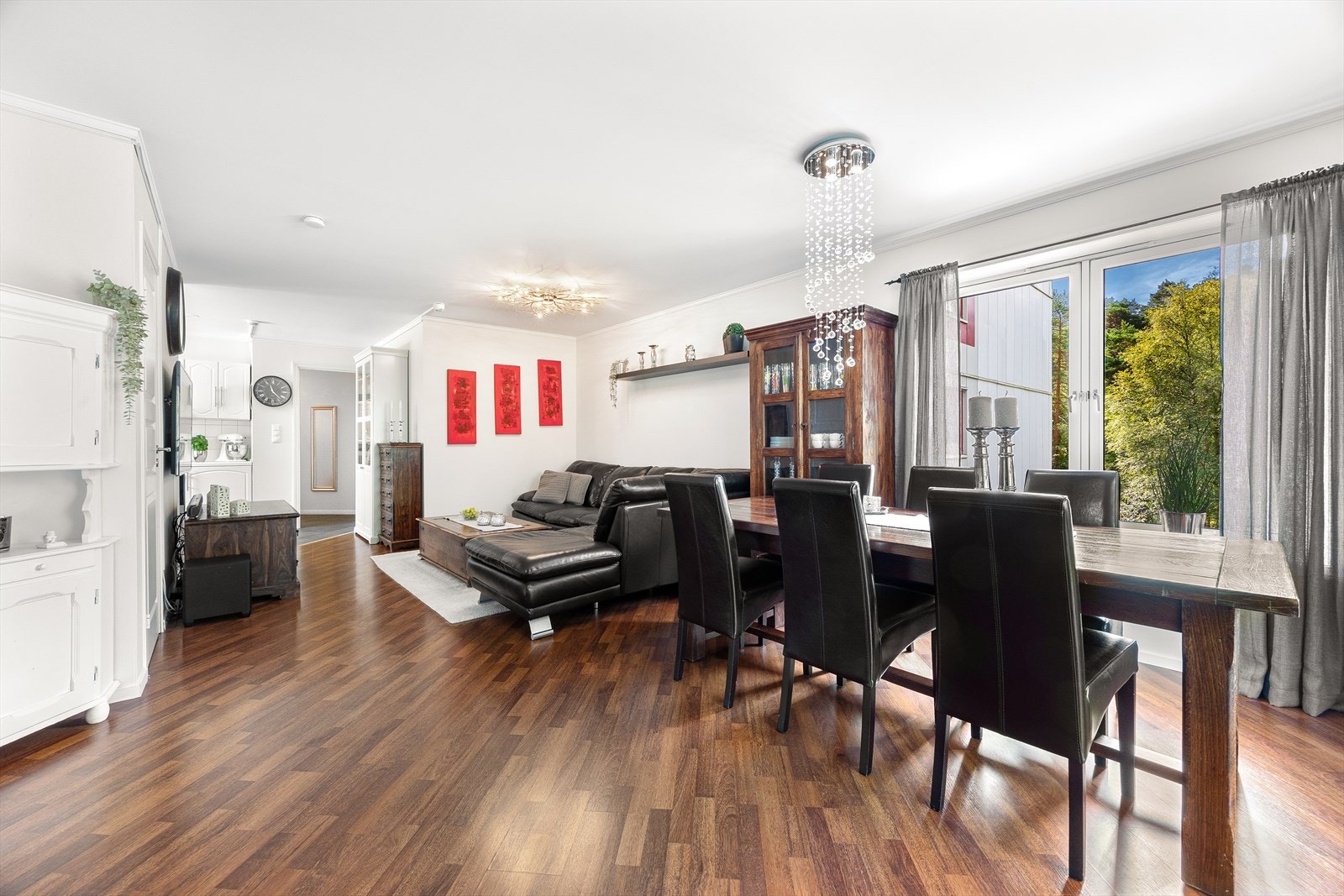 God plass til tv-krok og spisebord Galleribilde