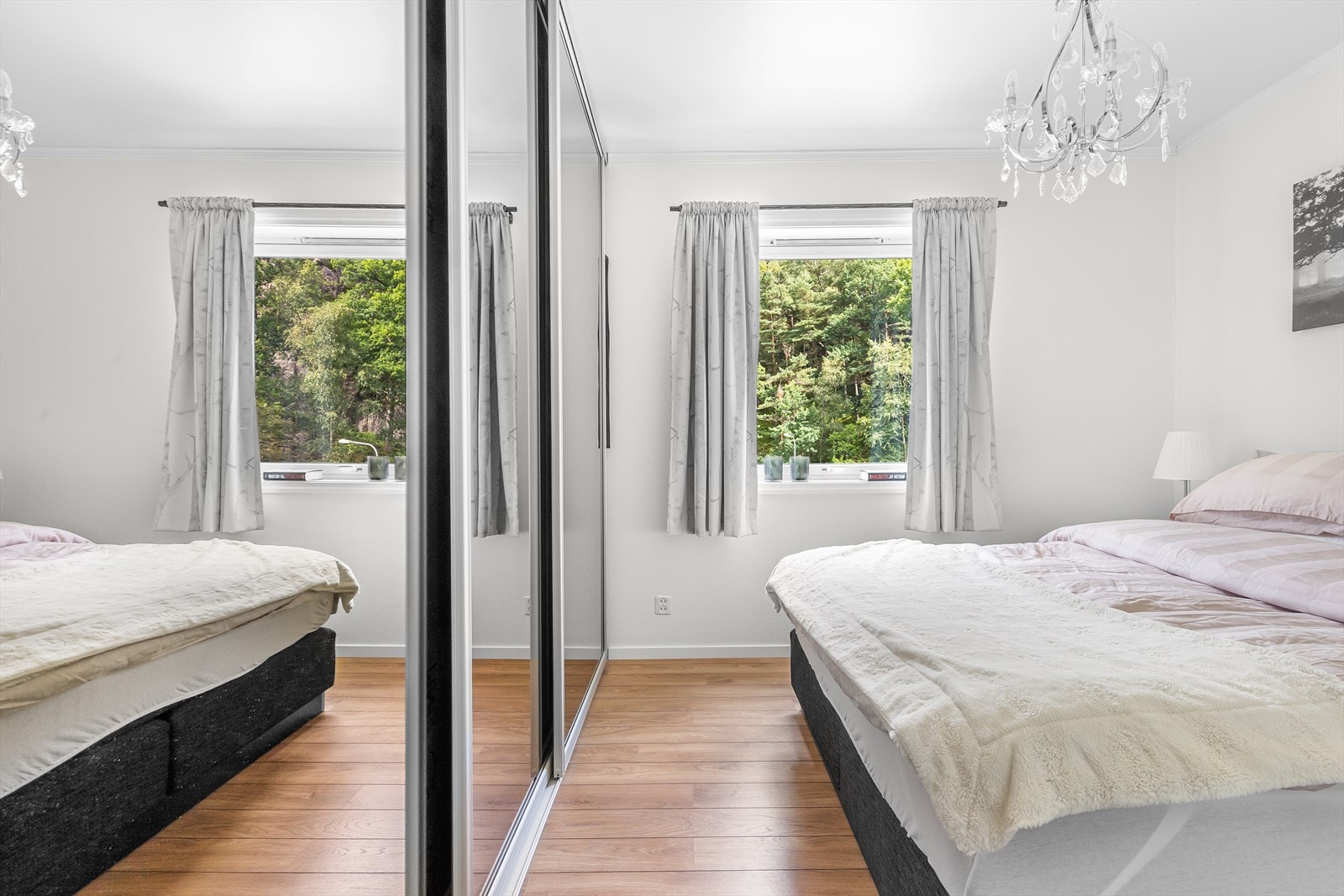 Med garderobeløsning som følger Galleribilde