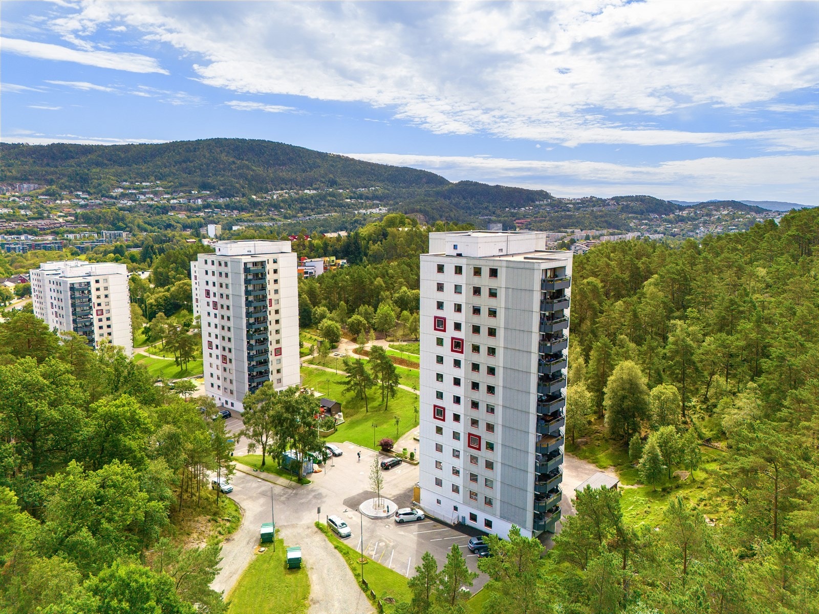 Løvåsen er et meget sentralt borettslag som består av 262 leiligheter fordelt på 5 blokker Galleribilde