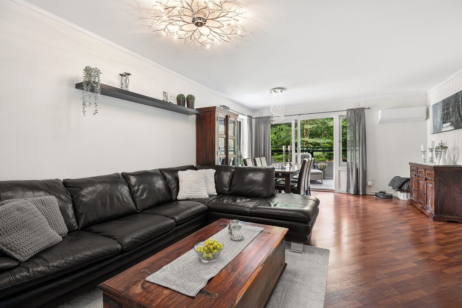 Romslig og fin stue som sammen med kjøkkenet utgjør ca. 36 m² Galleribilde