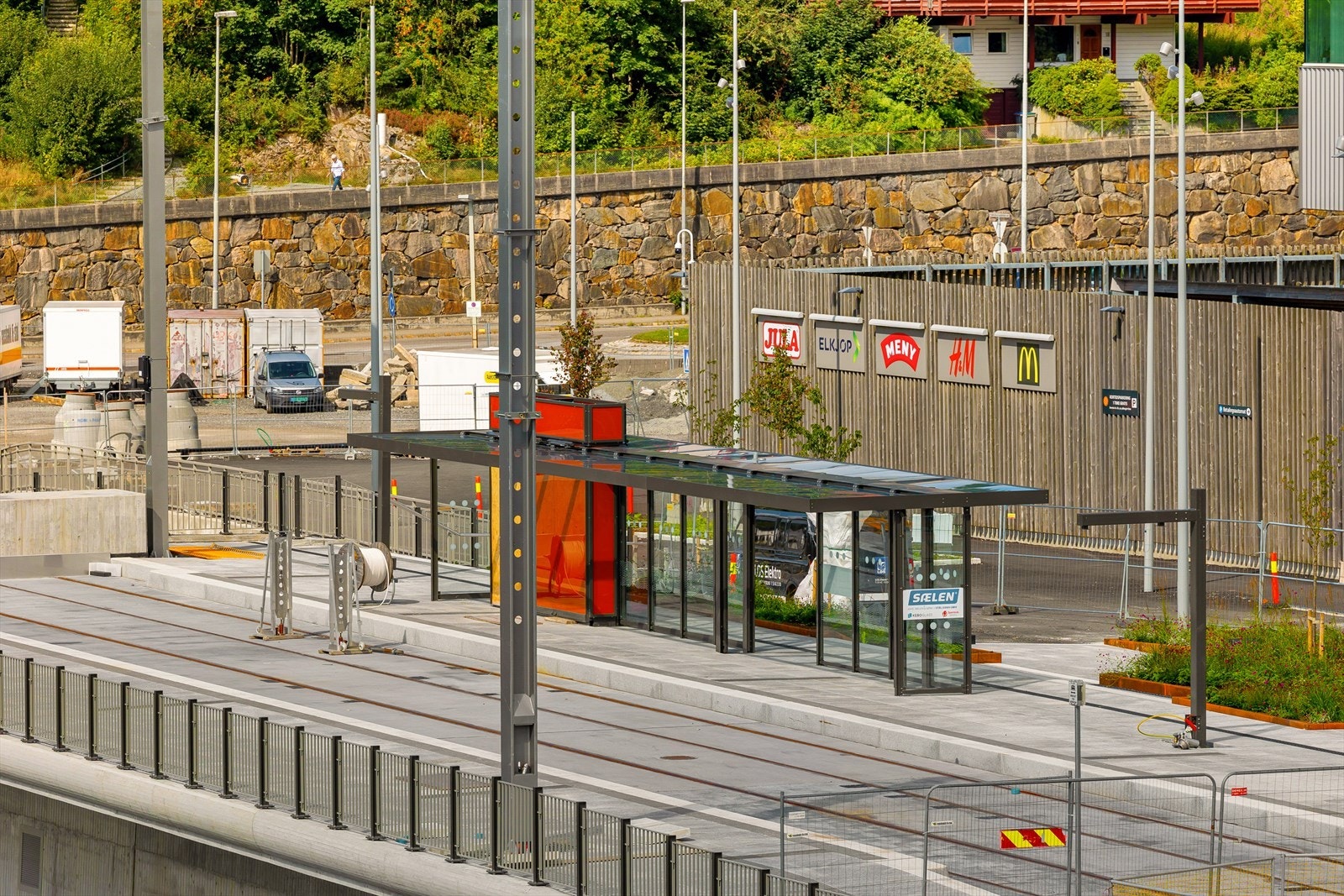 Bybanestopp ved Oasen Galleribilde