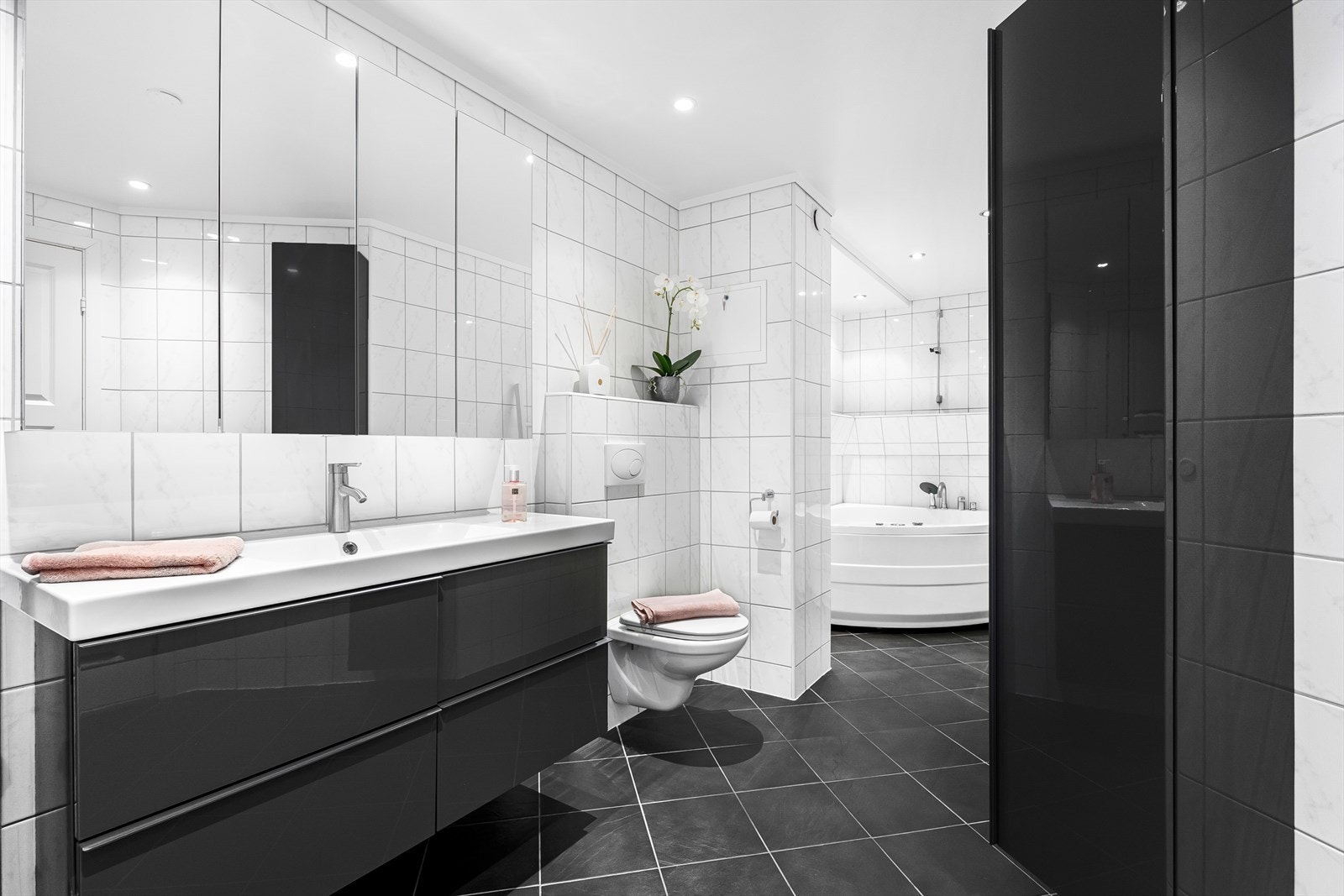 Meget romslig bad som ble renovert i ca. 2008 i regi av borettslaget. Galleribilde