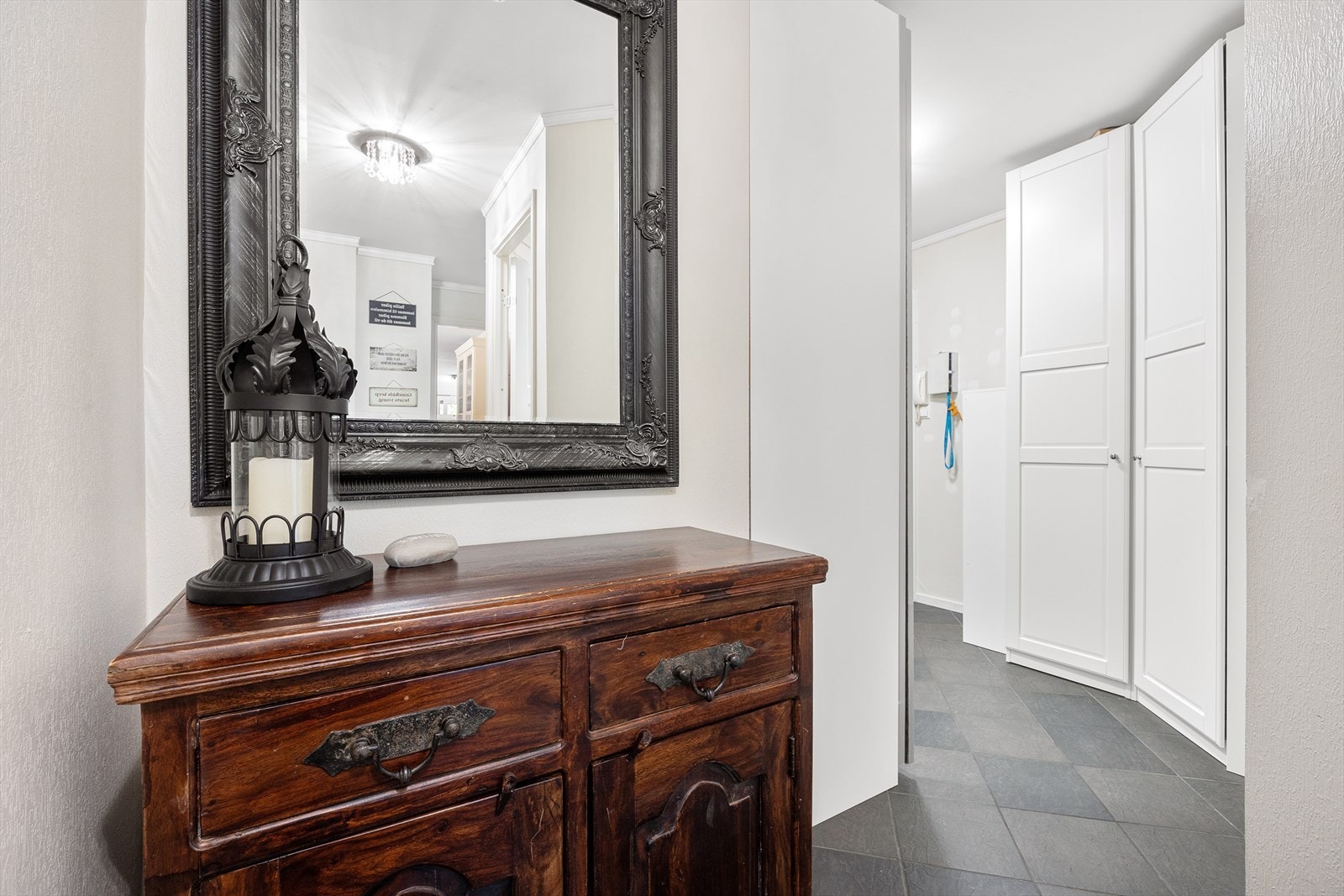 Inngangspartiet har praktiske garderobeløsninger Galleribilde