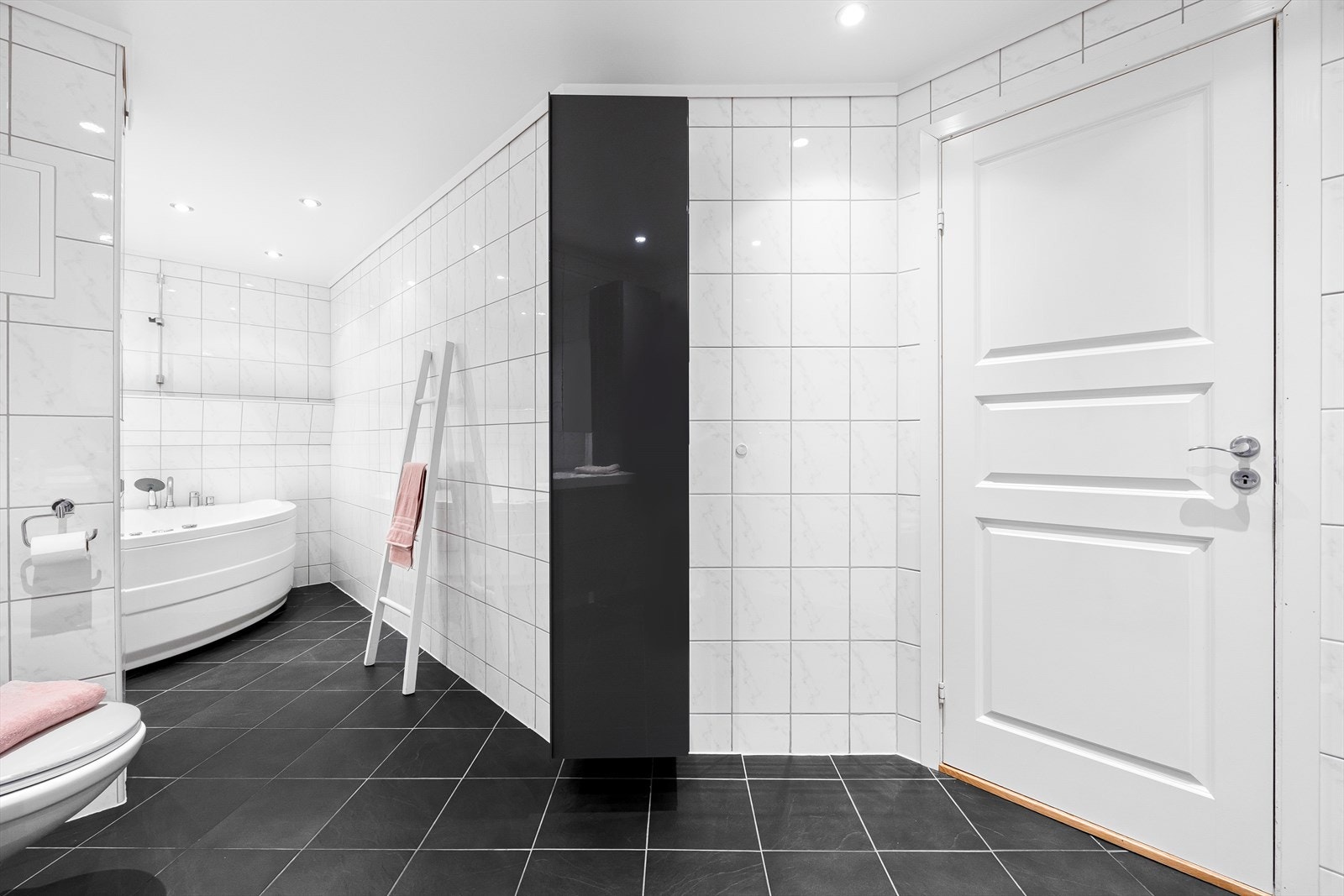 Rør i rør system. Varmekabler i gulv. Nedlektet himling med led-spotter Galleribilde