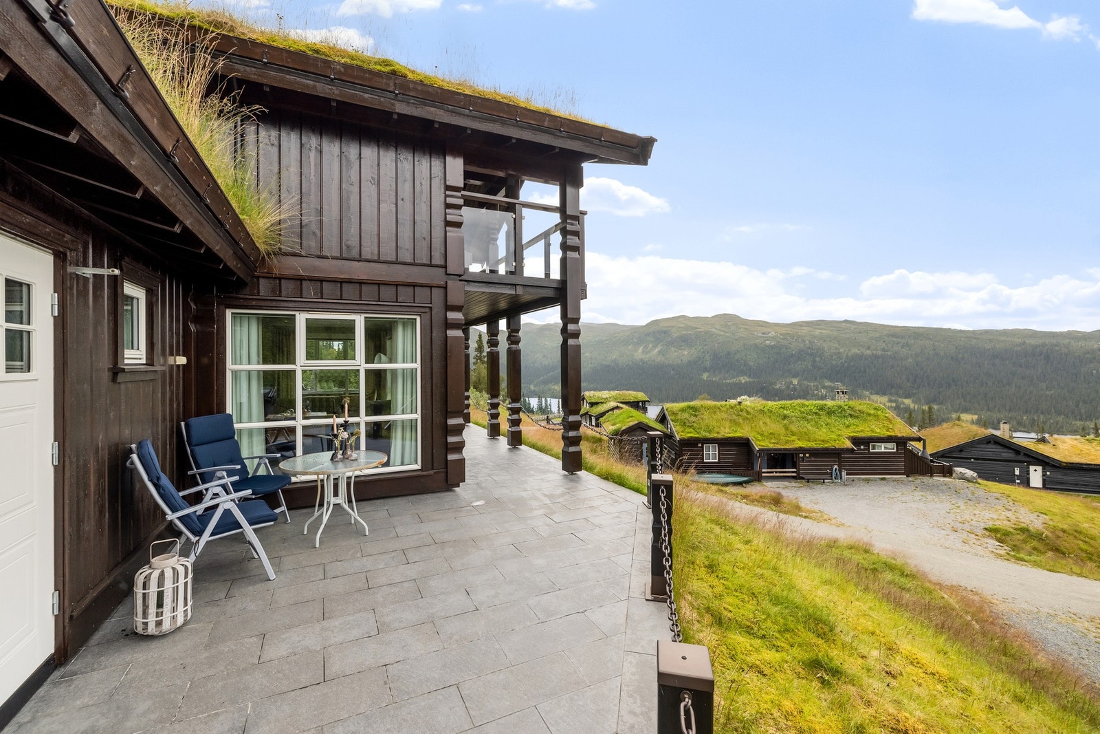 Hytten har sol hele dagen, og her han du flere uteplasser som kan benyttes Galleribilde