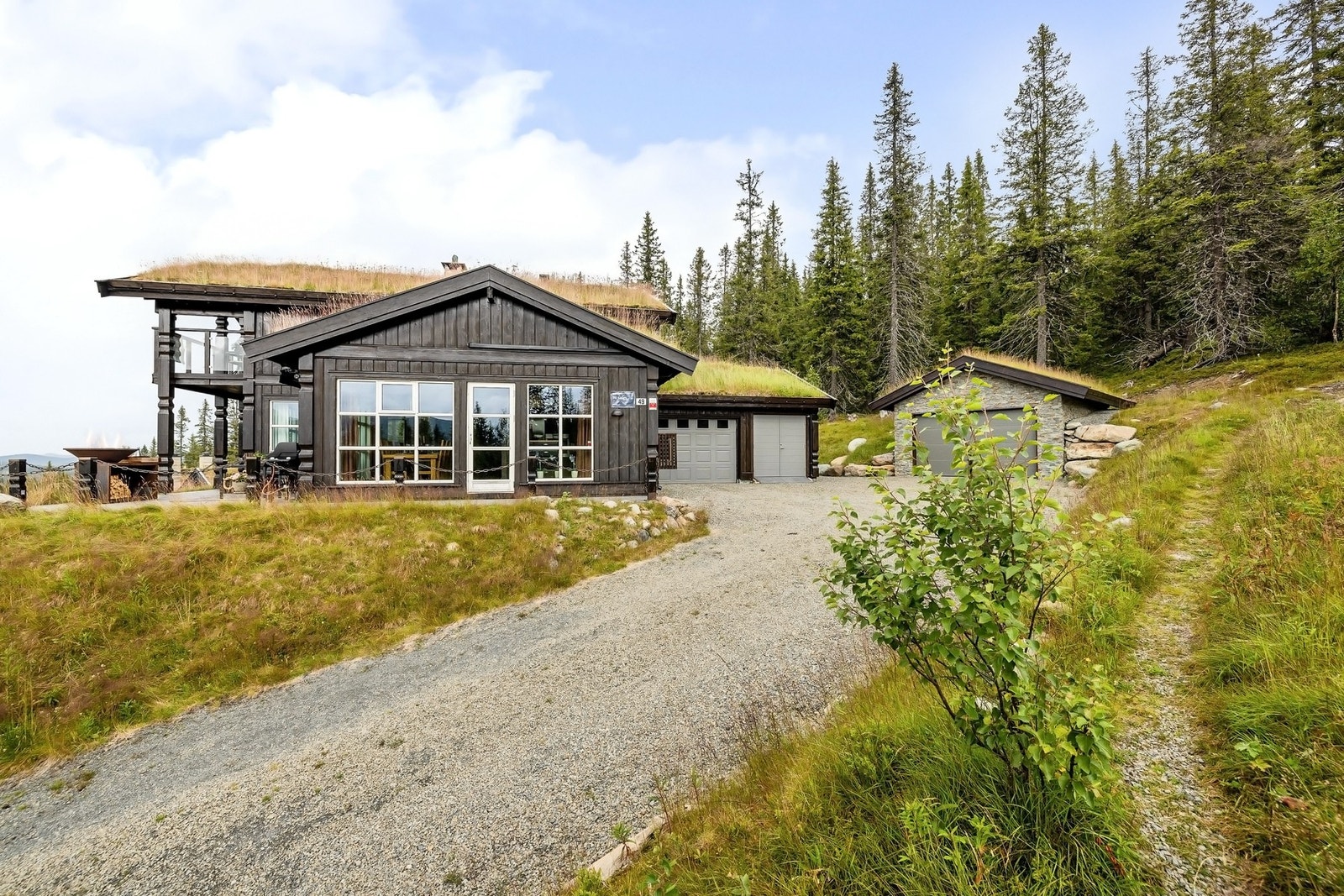 Oppkjørsel til eiendommen som ligger flott til på en høyde. Galleribilde