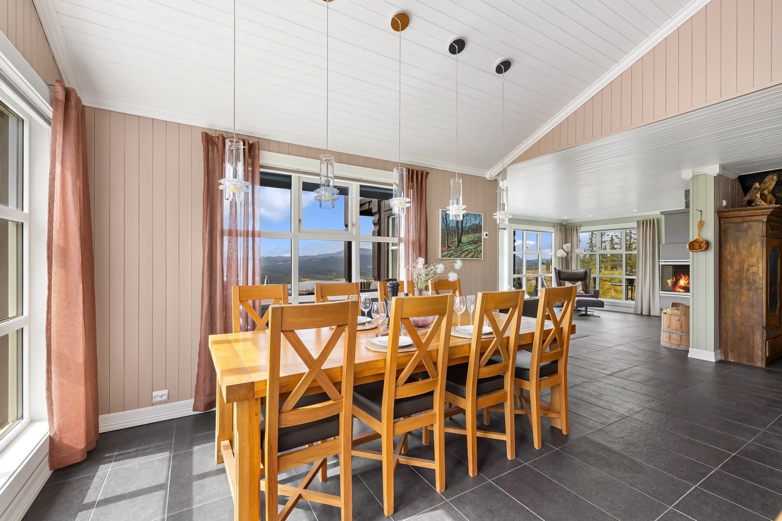 Spiseplass i lyse omgivelser med god takhøyde. Galleribilde