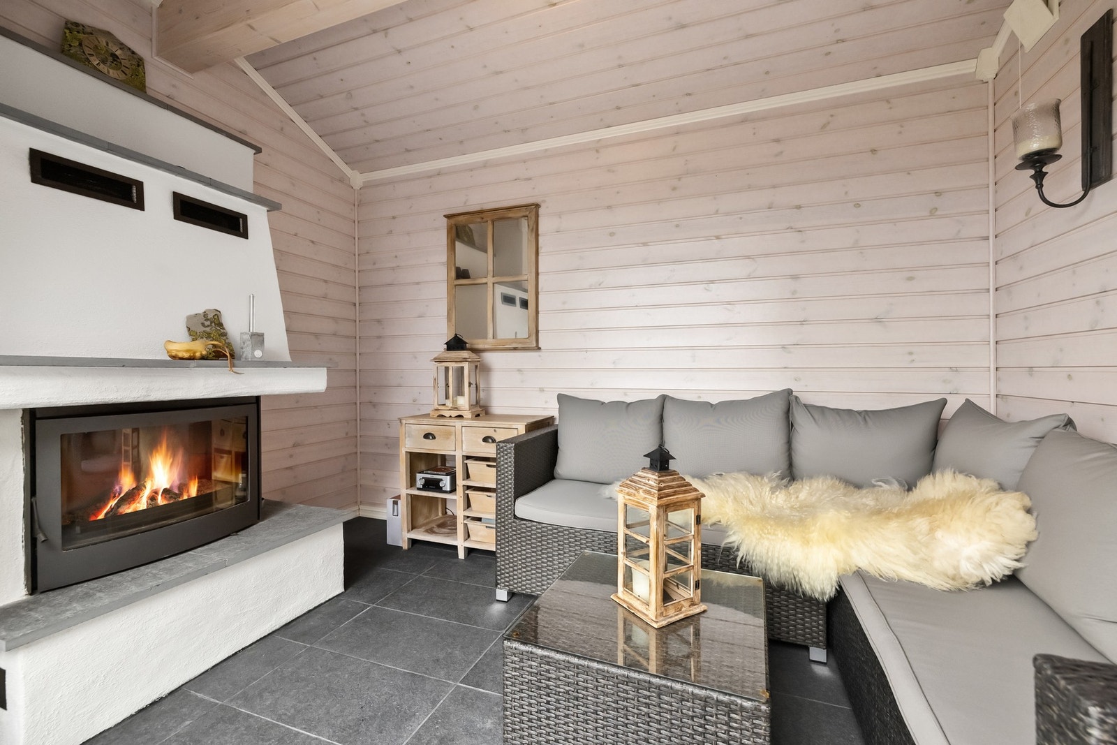 Utestuen er også et flott sted som hjemmekontor, eller barna som er med på hytten. Galleribilde