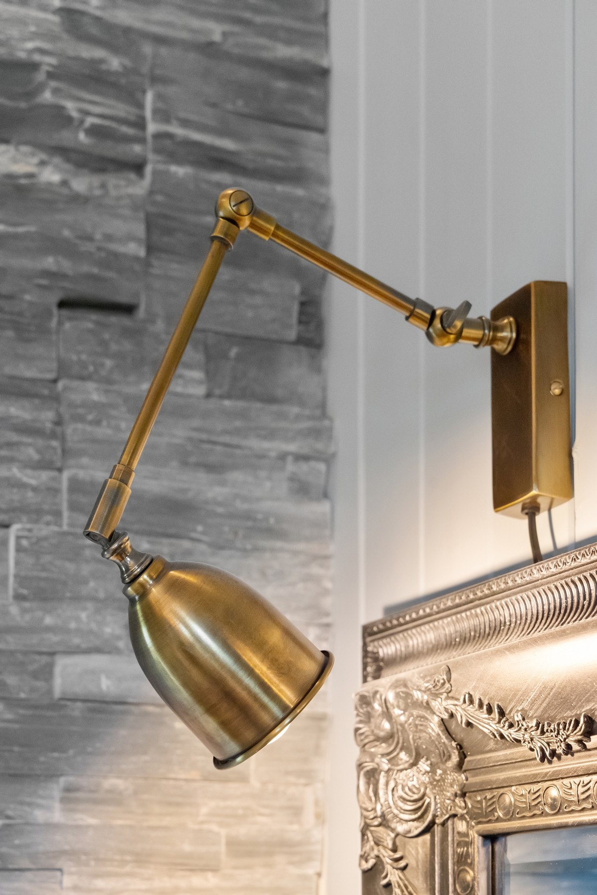 Selger har passion for lys, noe du vil se når du kommer til hytten, og det er noe som gjør kveldene flotte med forskjellige lyssettinger av hytten både ut og innvendig. Galleribilde