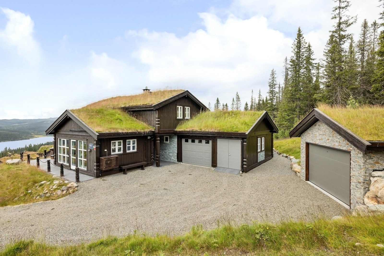 Eiendommen innehar et skjermet tun med 2 garasjer og stor bod. Galleribilde