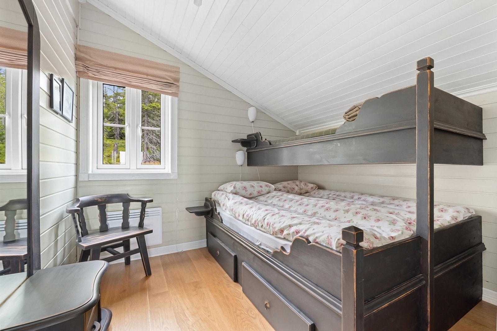 Soverom 1 i 2.etg, med familiekøye i heltre, og 3 soveplasser. Galleribilde