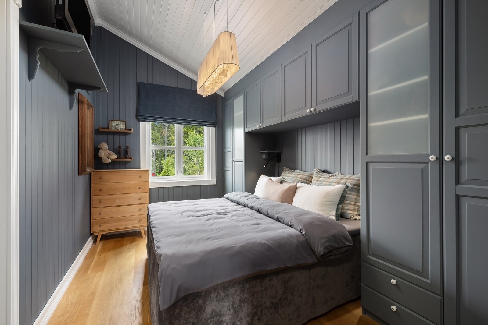 Master bedroom med stedstilpasset innredning, god lagringsplass og god takhøyde. Galleribilde