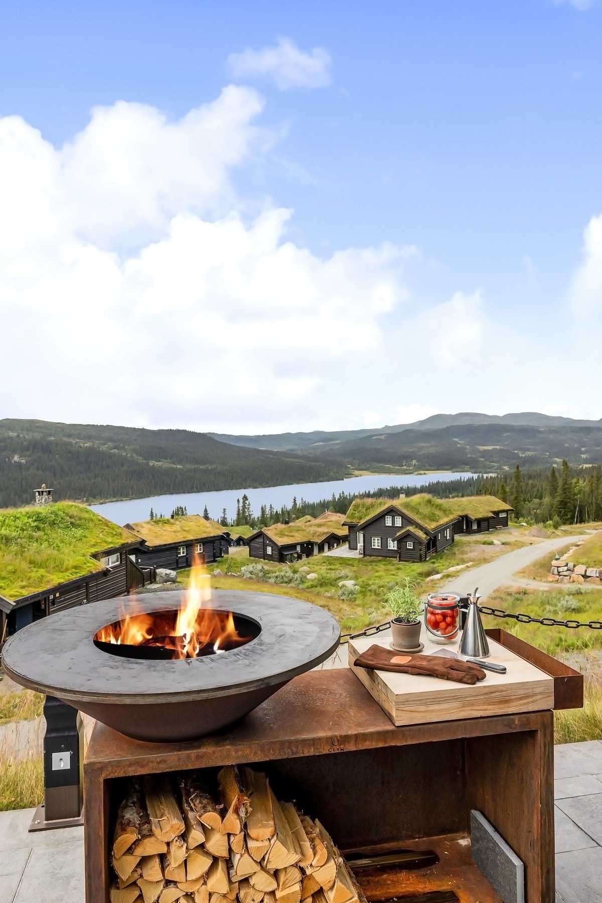 Flott plass og tilberede maten på, med utsikt, sol og god plass til å ta imot gjester. Galleribilde