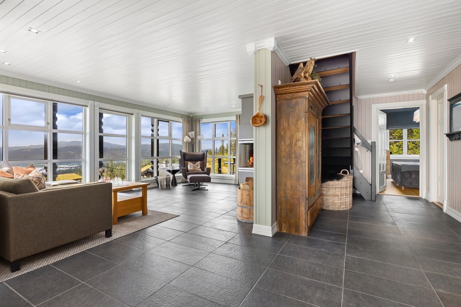 Bildet er tatt fra kjøkken mot stue og gang, gode lysforhold og utsikt mot den vakre fjellheimen. Galleribilde