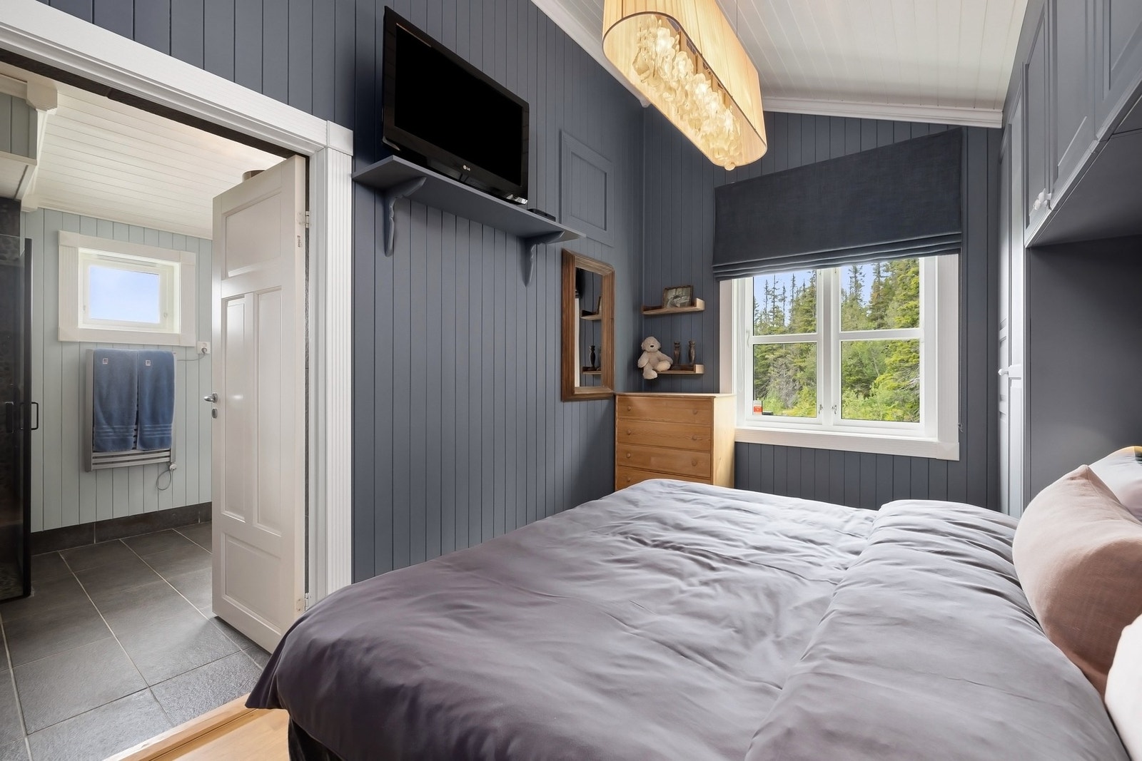 Soverommet har tilknyttet master bad med badstue og utgang til yacuzzi. Galleribilde