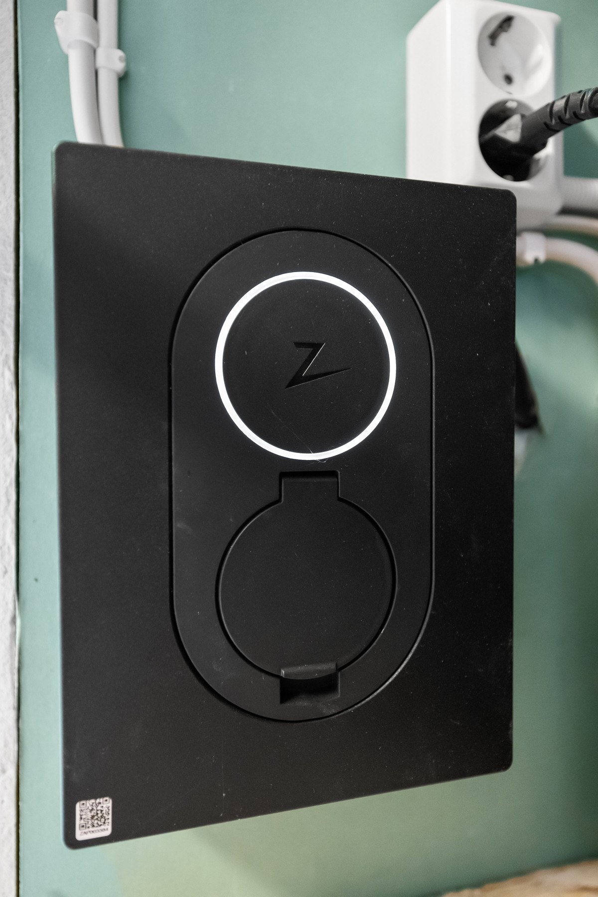 Det er montert lader for el-bil i garasjen nærmest hytten. Galleribilde