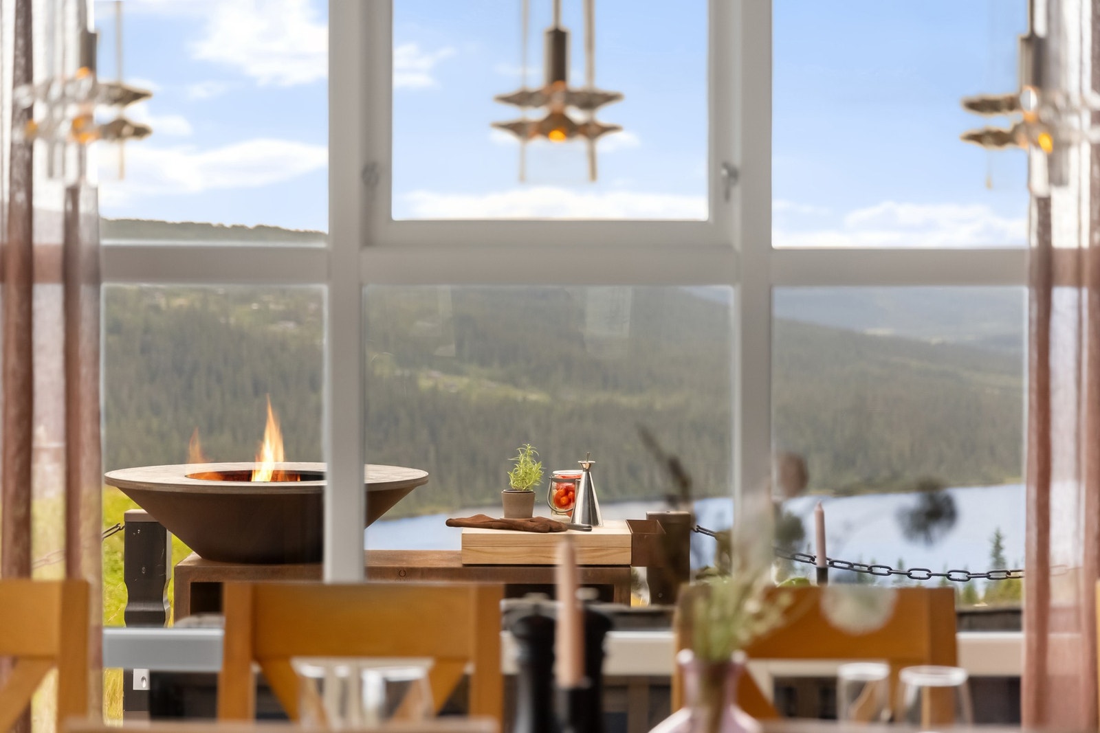 Utsikt fra kjøkken som er enestående for å kunne skape unike øyeblikk ved matbordet. Galleribilde