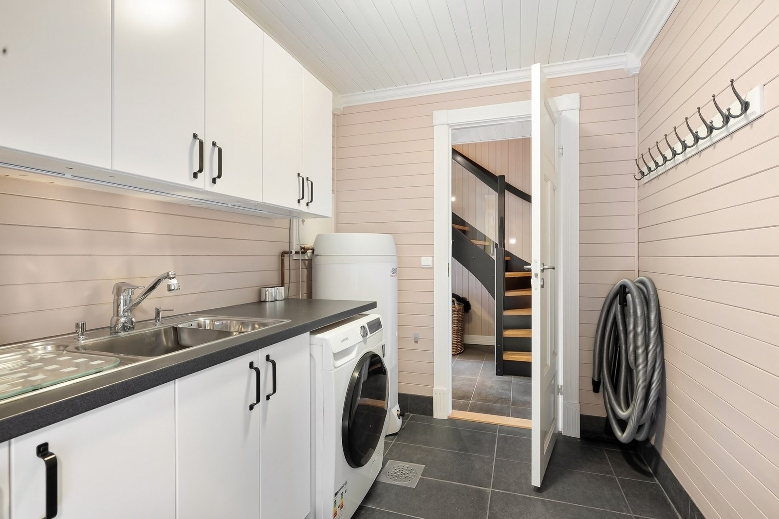 Vaskerommet har adgang fra gangen, og har rikelig med plass til klær og sko. Galleribilde