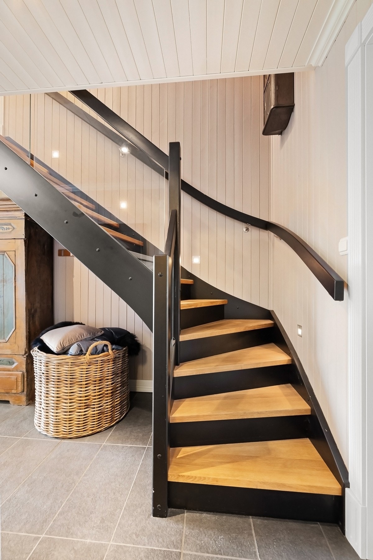 Flott og knirkefri trapp med glass og lys. Galleribilde