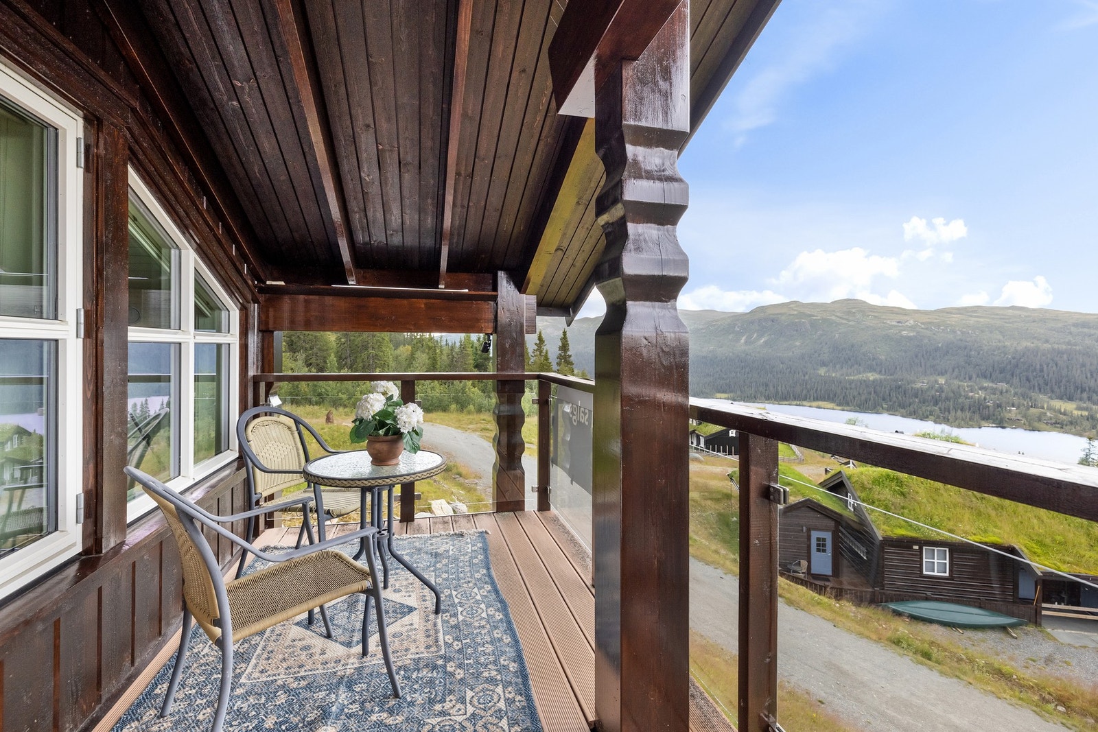 Har kan man ta frokostkaffen, lunsjen, eller kveldssolen med flott panoramautsikt. Galleribilde