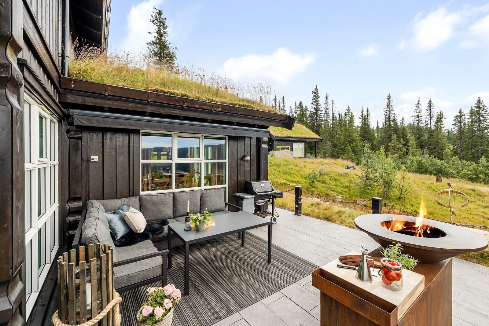 God plass til romslig sittegruppe (møbler og ildsted/grill er ikke med i salget) Galleribilde