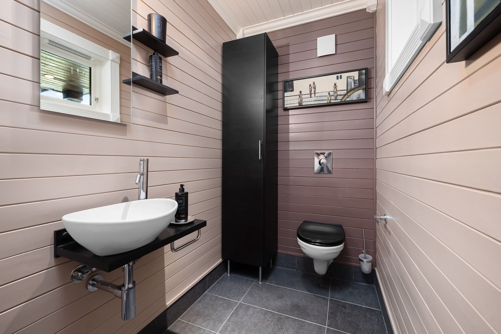 Toalettrom med innredning av høy kvalitet. Galleribilde