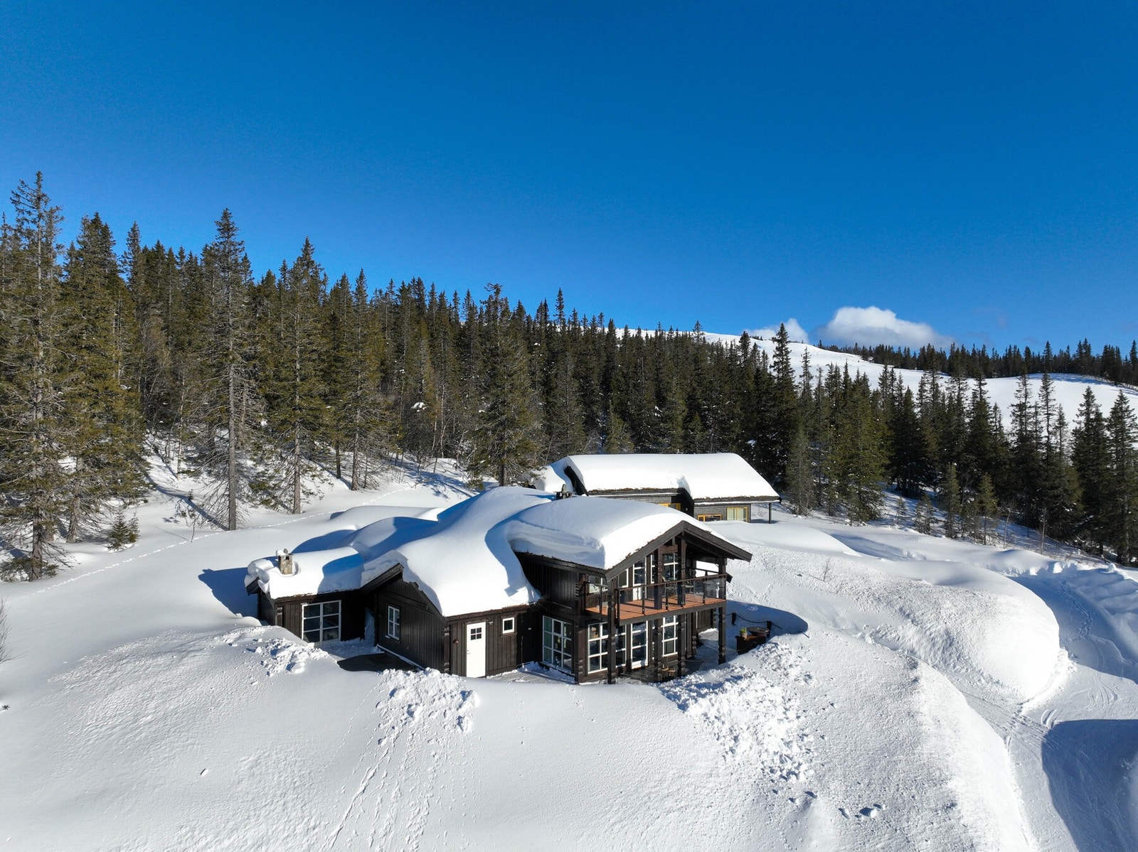 Hytten i vinterdrakt Galleribilde