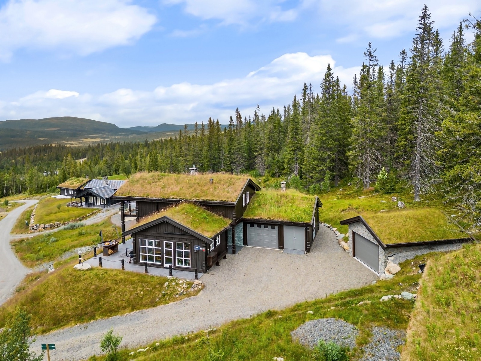 Eiendommen har en flott gårdsplass med plass til flere biler. Galleribilde