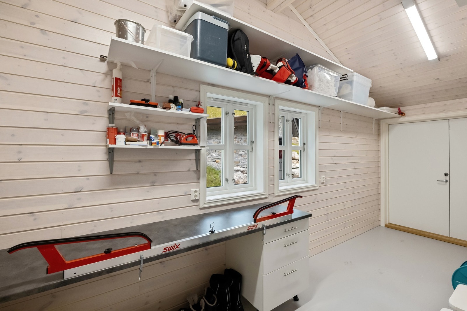 Dette er bilde fra den store boden med dobbeltdører til gårdsplassen, her kan du parkere sykler, ATV, eller bare bruke det som smørebom og lager. Galleribilde